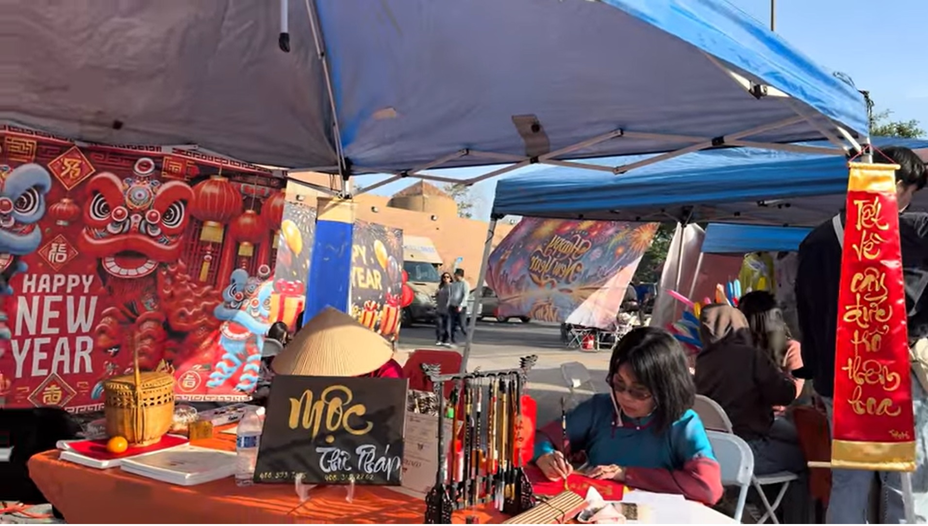 Sắc xuân rạng rỡ trong những hội chợ Tết Việt nơi xứ người - Ảnh 7.