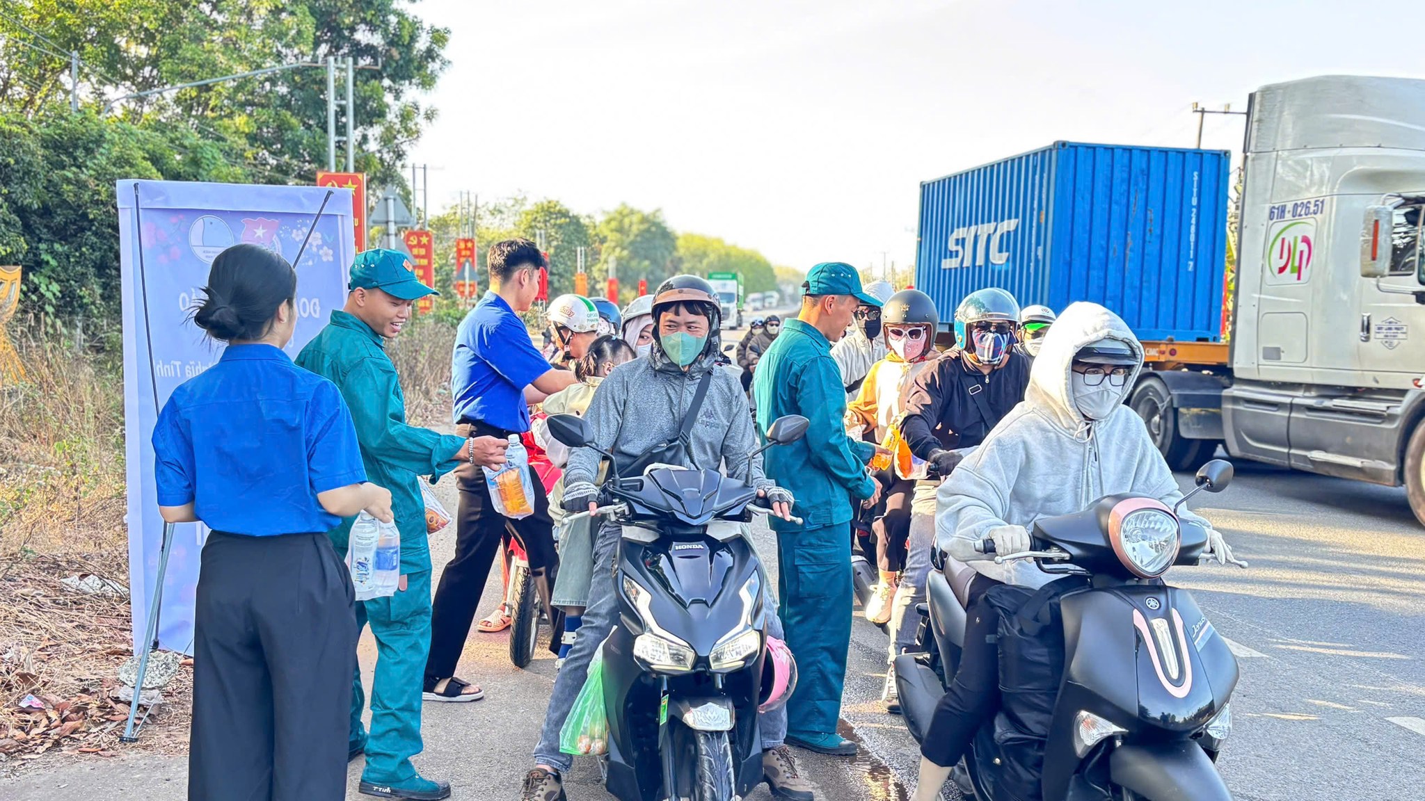 Những 'trạm dừng chân nghĩa tình' tiếp sức người dân trên đường về quê ăn Tết - Ảnh 4.