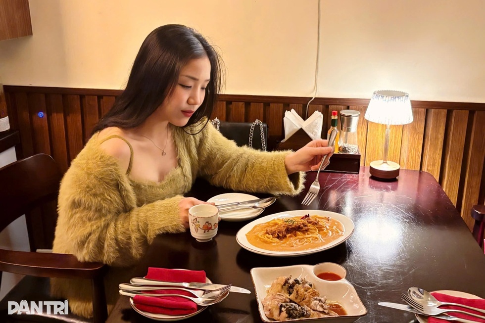 Ẩn trong ngõ nhỏ ở Hà Nội, quán đồ Âu kéo đồ ăn lên xuống bằng ròng rọc - 7