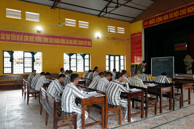 Lớp học xóa mù, trại giam số 5, tỉnh Thanh Hóa. Ảnh: Ngọc Thành