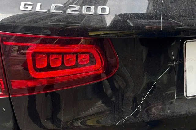 Thông tin mới vụ xe Mercedes bị cào xước, bẻ gương, đập kính khi đỗ trước một trung tâm tiếng Anh - Ảnh 2.