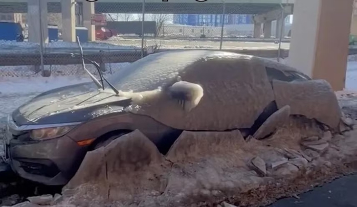 Honda Civic bị đóng băng bỗng trở thành 'danh thắng', chủ xe được tặng xe mới 2 Honda Civic - Ảnh 2.