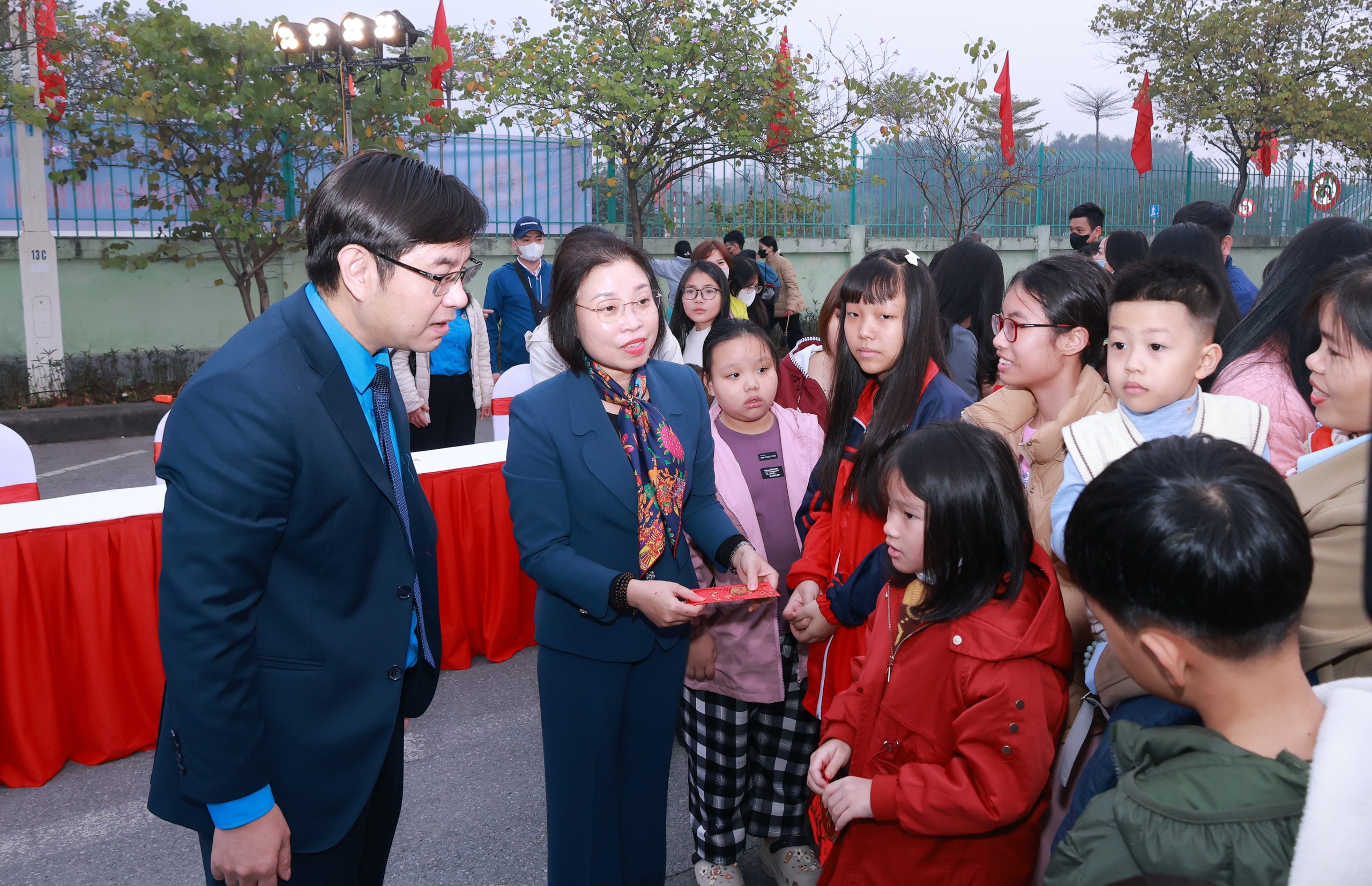 26 chuyến xe Công đoàn đưa 1.200 công nhân lao động về quê đón Tết miễn phí - Ảnh 2.