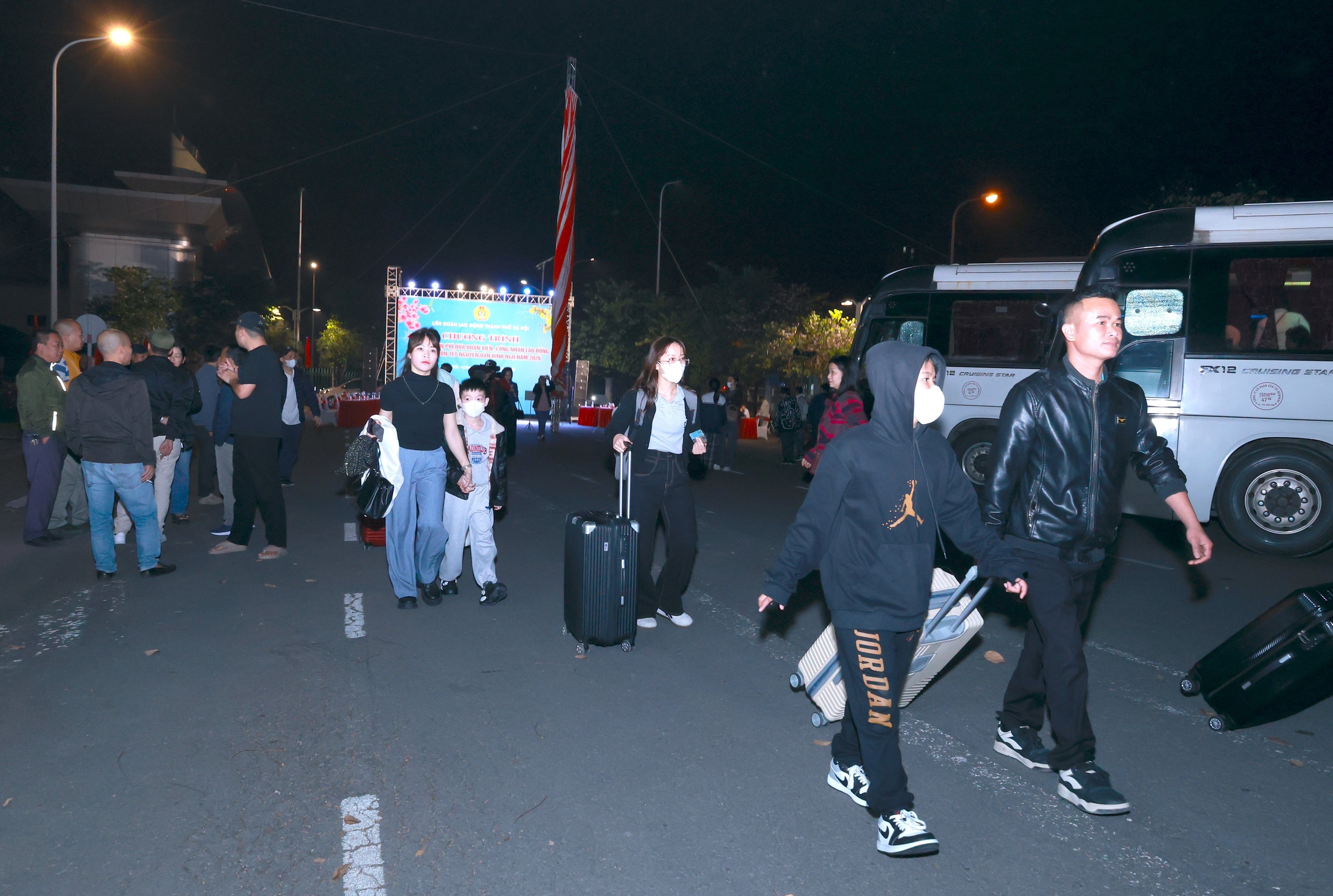 26 chuyến xe Công đoàn đưa 1.200 công nhân lao động về quê đón Tết miễn phí - Ảnh 3.