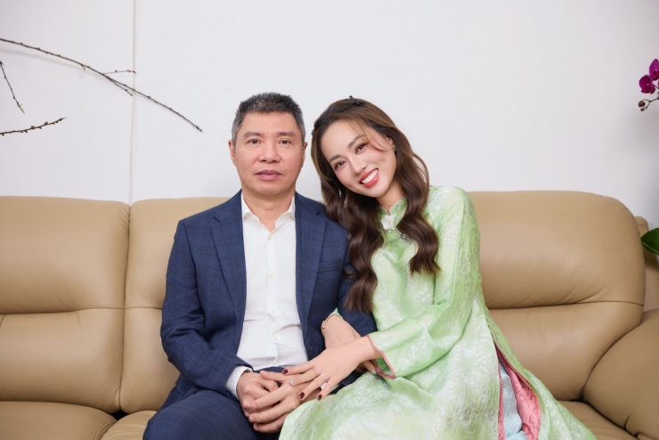 Bà xã NSND Công Lý mix áo dài khoe sắc bên chồng dịp Tết 3 Dù có nhiều kiểu mốt hiện đại, Ngọc Hà nói cô luôn yêu thích tà áo dài. Mỗi khi khoác lên mình kiểu trang phục truyền thống, cô thấy mình đằm thắm, dịu dàng hơn. Dịp Tết năm nay, Ngọc Hà sắm nhiều kiểu áo dài mặc Tết, bên cạnh một số thiết kế được NTK Ngọc Lan sáng tạo riêng.