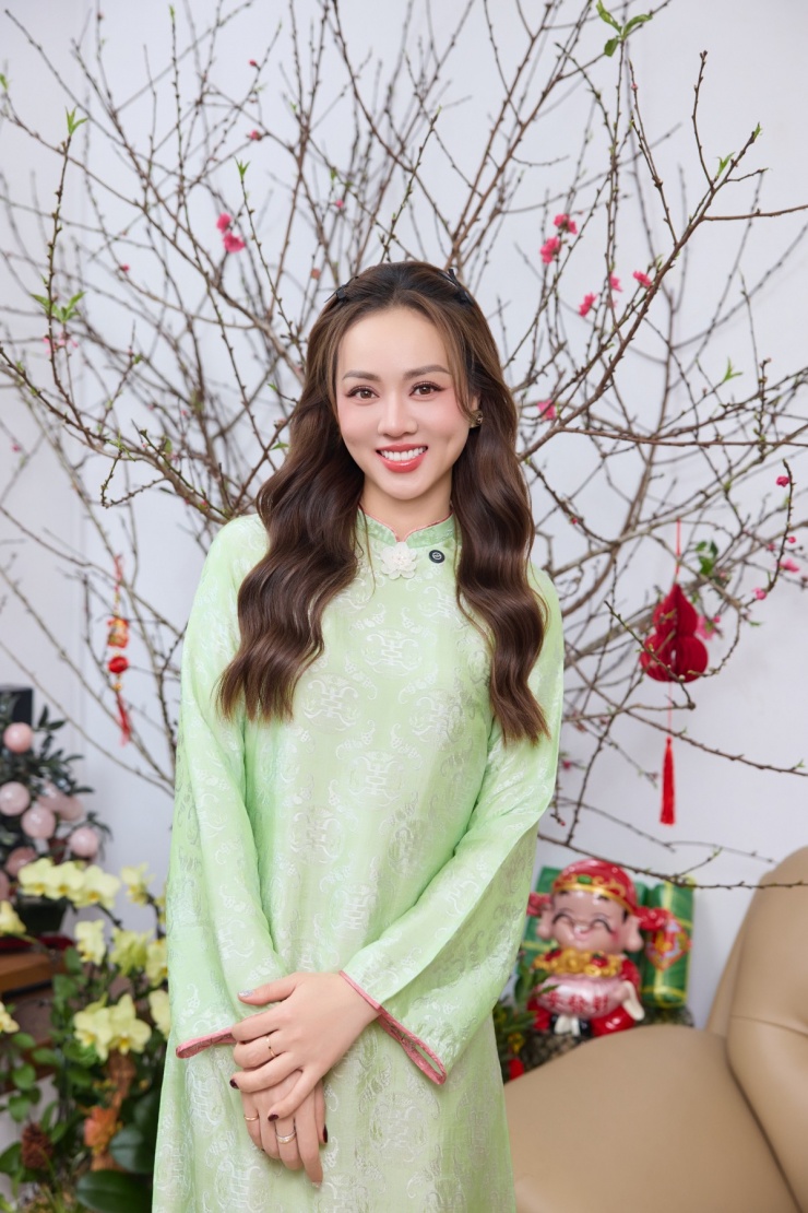 Bà xã NSND Công Lý mix áo dài khoe sắc bên chồng dịp Tết 4 Ngọc Hà diện chiếc áo xanh cốm tạo dáng ở góc phòng khách. Từ trước 23 Tết, bà xã Công Lý đã sắm sửa cành đào cùng nhiều hoa tươi để trang trí nhà cửa. Cô và chồng hiện sống ở một căn hộ chung cư ở Hà Nội.