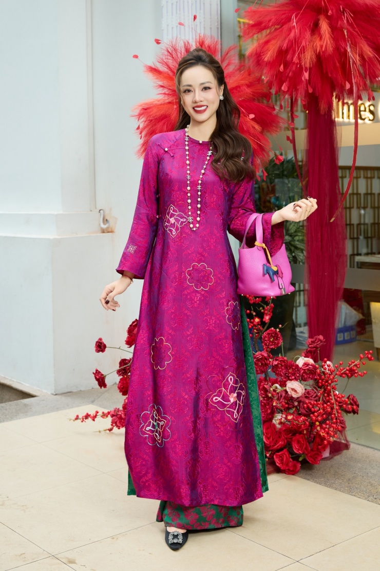 Bà xã NSND Công Lý mix áo dài khoe sắc bên chồng dịp Tết 7 Áo dài tông hồng tím giúp bà xã NSND Công Lý khoe nét đẹp rạng rỡ tuổi 38.