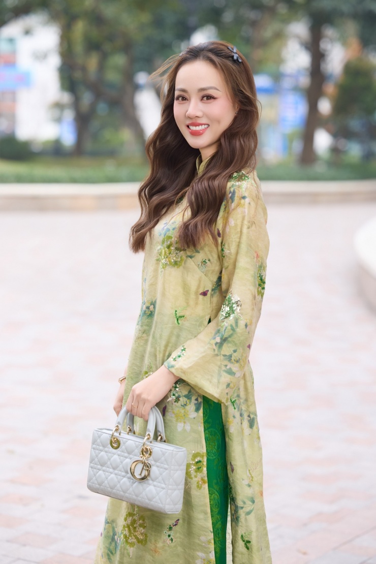 Bà xã NSND Công Lý mix áo dài khoe sắc bên chồng dịp Tết 10 Người đẹp nói mình thường được chồng khen khi diện áo dài.