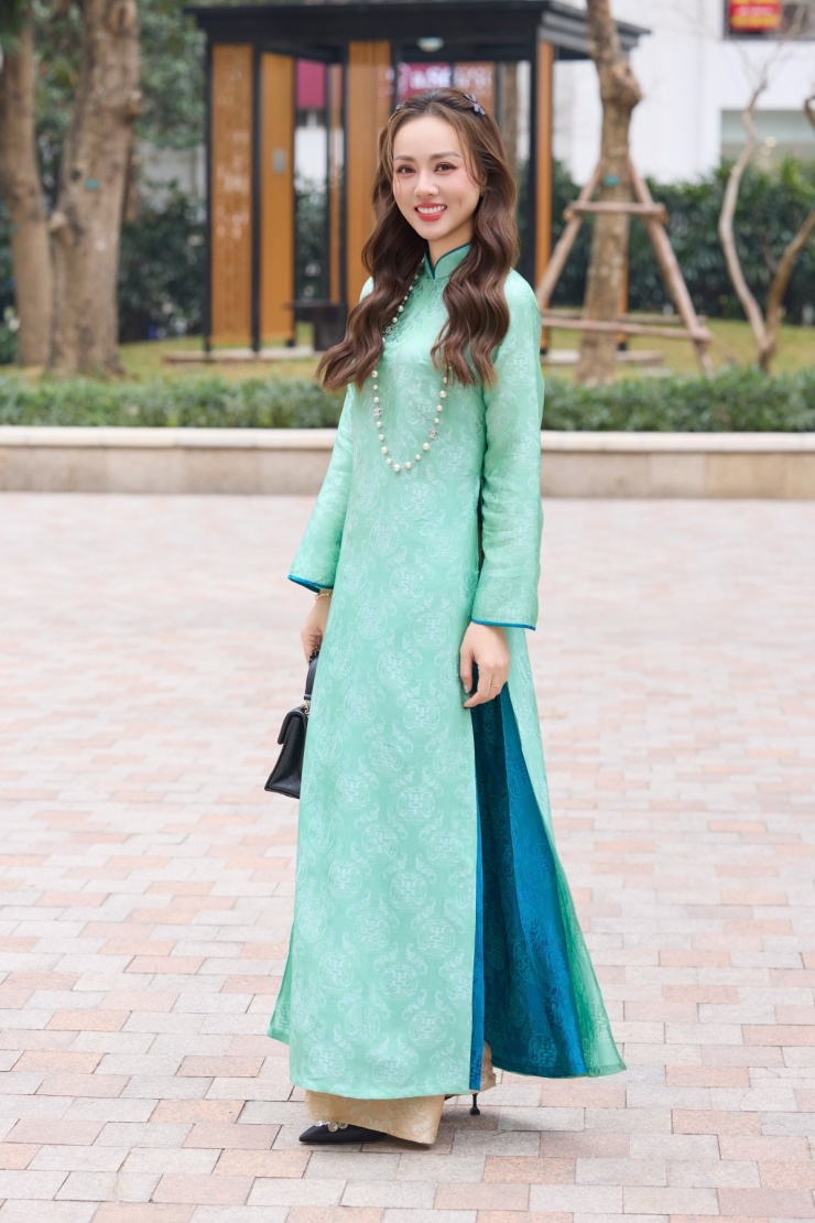 Bà xã NSND Công Lý mix áo dài khoe sắc bên chồng dịp Tết 12 Mẫu áo dài bốn tà theo xu hướng thịnh hành năm nay giúp Ngọc Hà thêm thướt tha khi sải bước.