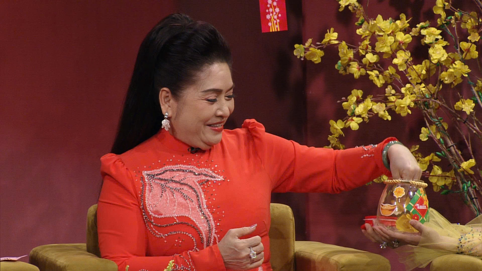 NSƯT Phượng Hằng, Kim Tử Long hội ngộ trong ‘Nghệ sĩ tuổi ngọ mừng xuân’- Ảnh 2. NSƯT Phượng Hằng, Kim Tử Long hội ngộ trong ‘Nghệ sĩ tuổi ngọ mừng xuân’- Ảnh 2.