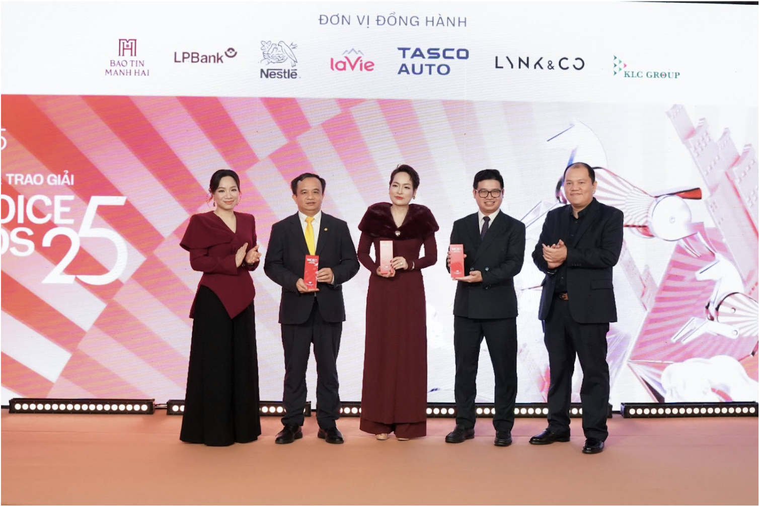 Vươn tầm, tử tế và bền vững: Doanh nghiệp cùng viết tiếp câu chuyện Việt Nam tại Gala WeChoice Awards 2025- Ảnh 7. Vươn tầm, tử tế và bền vững: Doanh nghiệp cùng viết tiếp câu chuyện Việt Nam tại Gala WeChoice Awards 2025- Ảnh 7.