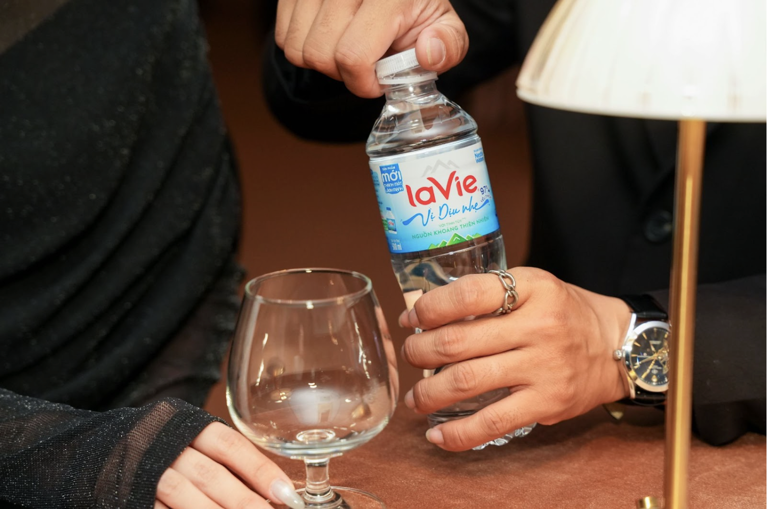 Vươn tầm, tử tế và bền vững: Doanh nghiệp cùng viết tiếp câu chuyện Việt Nam tại Gala WeChoice Awards 2025- Ảnh 9. Vươn tầm, tử tế và bền vững: Doanh nghiệp cùng viết tiếp câu chuyện Việt Nam tại Gala WeChoice Awards 2025- Ảnh 9.