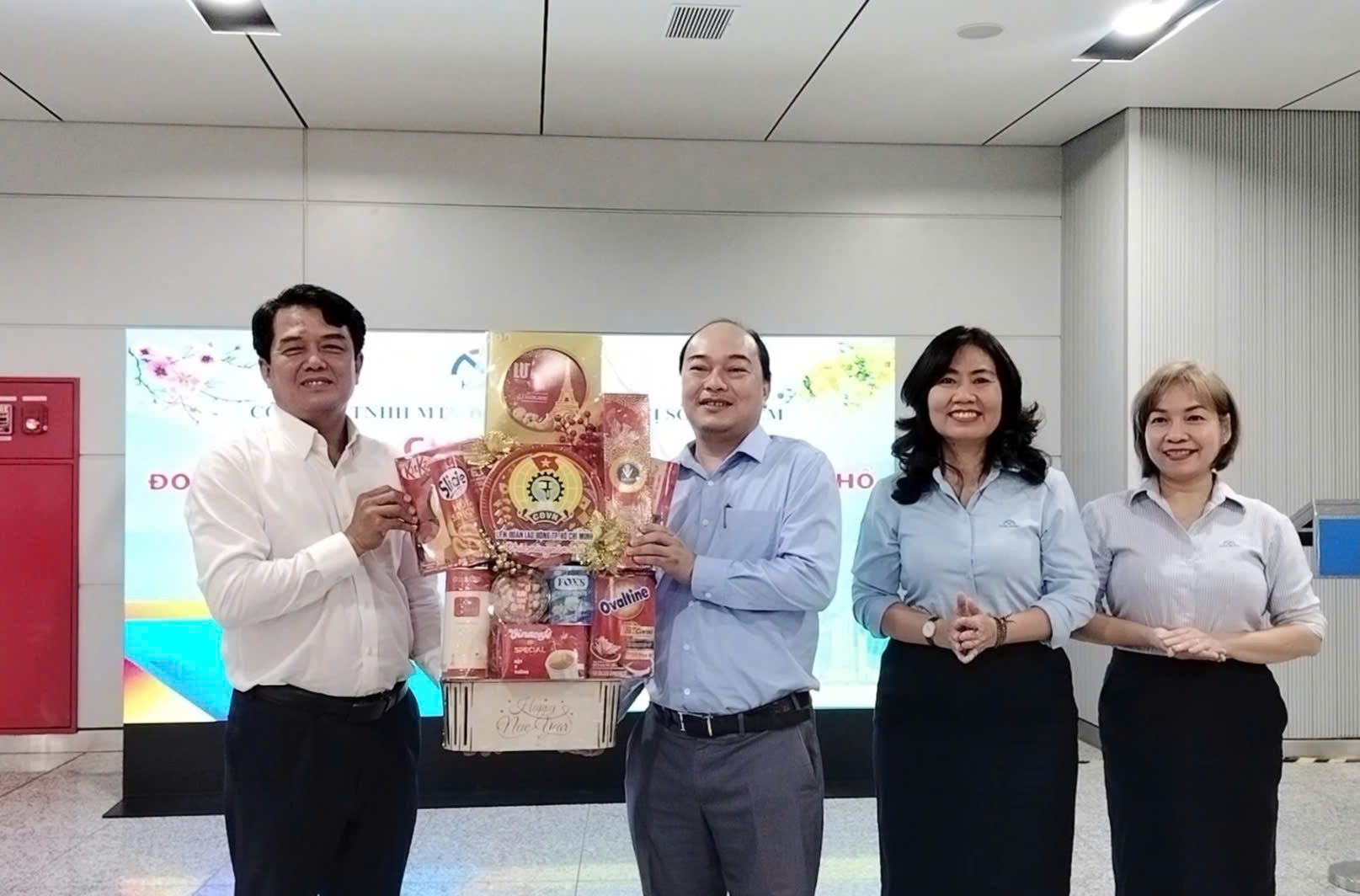 Chủ tịch LĐLĐ TPHCM động viên người lao động làm việc xuyên Tết - Ảnh 2.