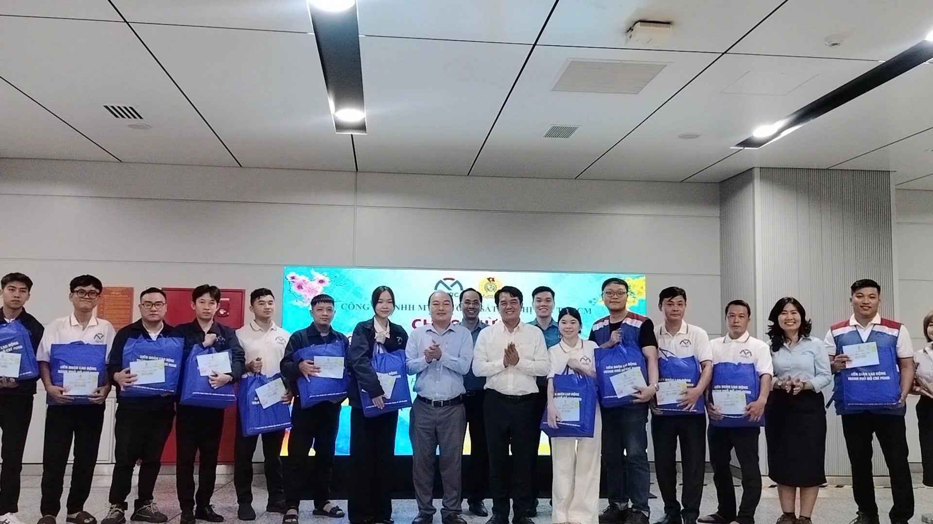 Chủ tịch LĐLĐ TPHCM động viên người lao động làm việc xuyên Tết - Ảnh 5.