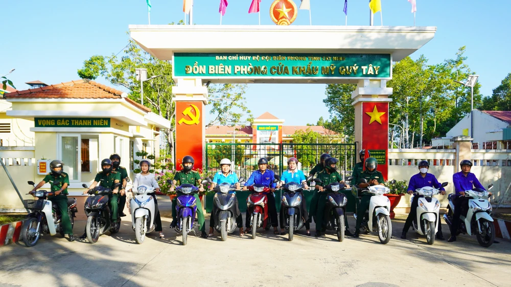 Bộ đội Biên phòng phối hợp các đoàn thể tiến hành ra quân tuyên truyền pháp luật 9.JPG