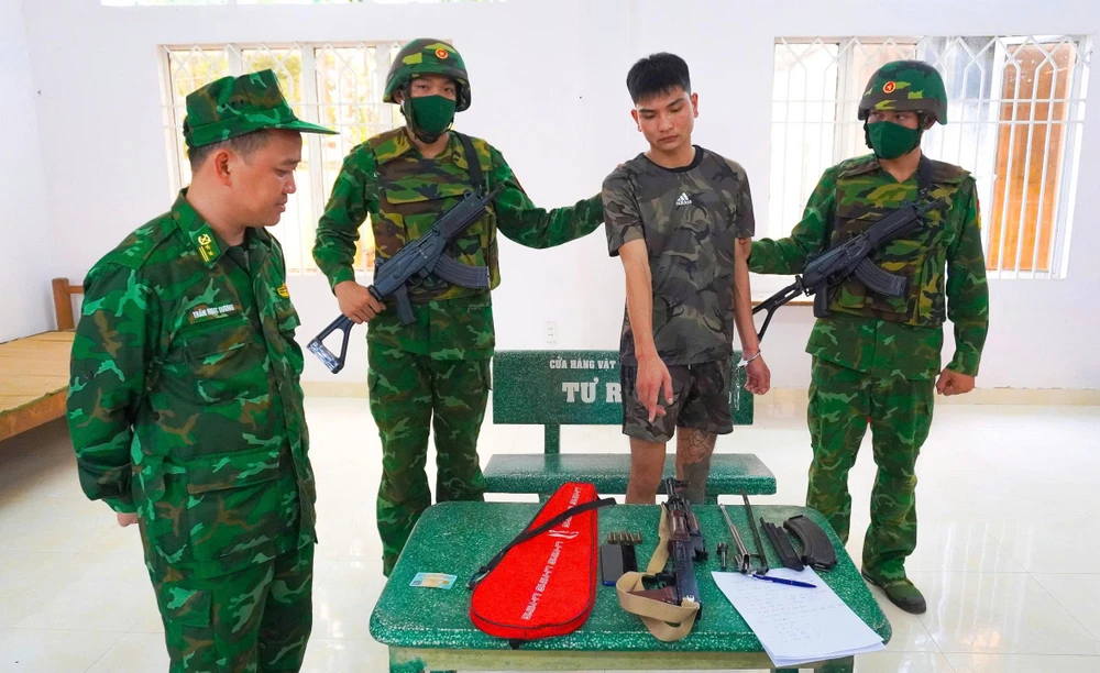 Lực lượng Bộ đội Biên phòng cửa khẩu Mỹ Quý Tây bắt quả tang Nguyễn Hoàng Hưng mang theo vũ khí xuất cảnh sang Campuchia vào ngày 22-10-2025. Ảnh: BP Tiếng loa Biên phòng 8.jpg