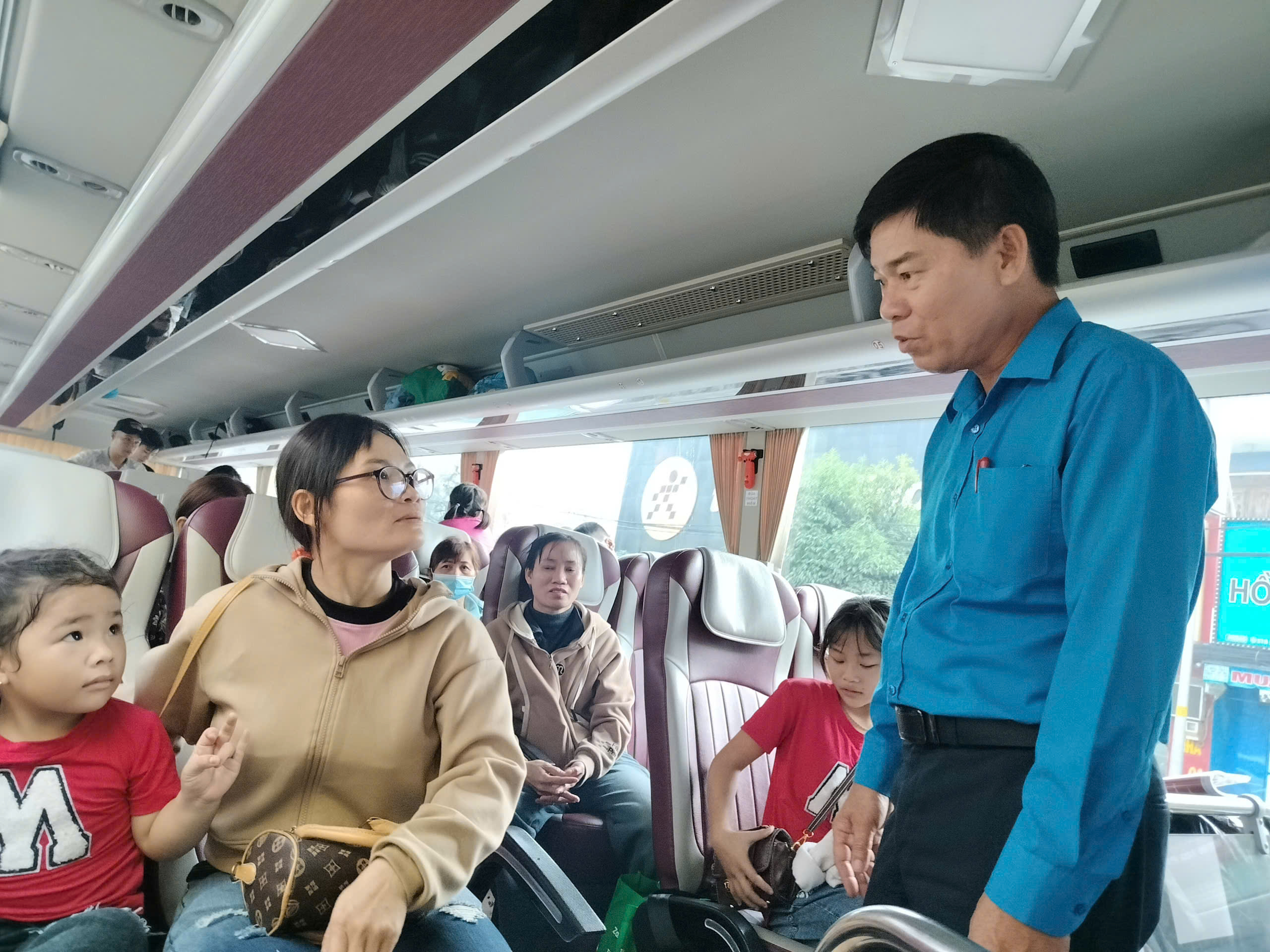 Niềm vui trên những chuyến xe mùa Xuân 0 đồng hướng về quê hương - Ảnh 3.