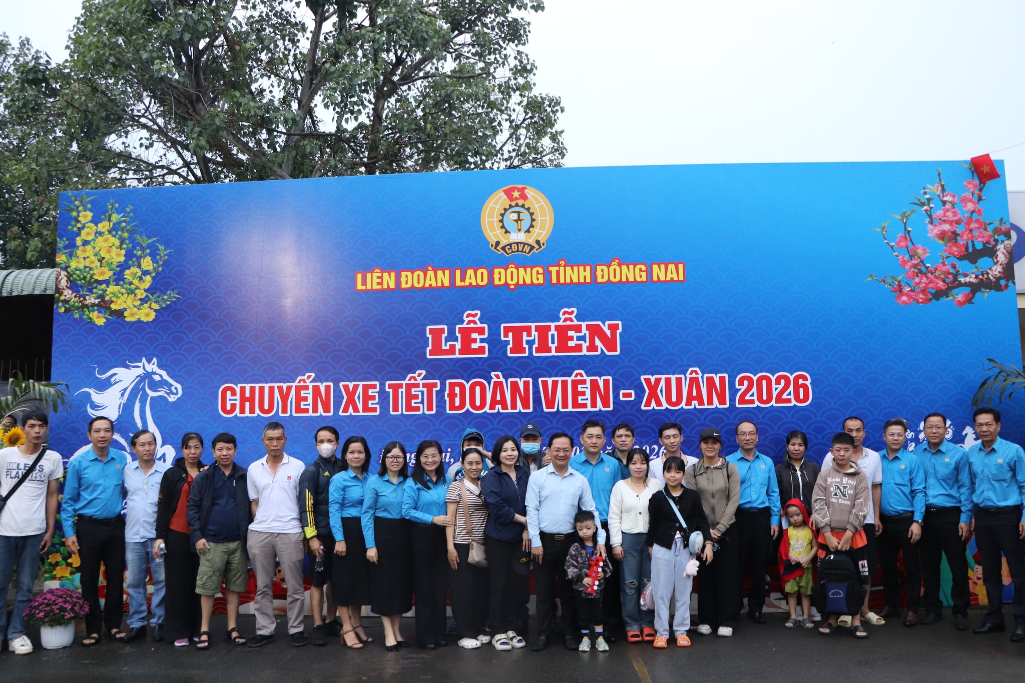 Xúc động chuyến tàu, xe Xuân chở công nhân Đồng Nai về quê - Ảnh 4.