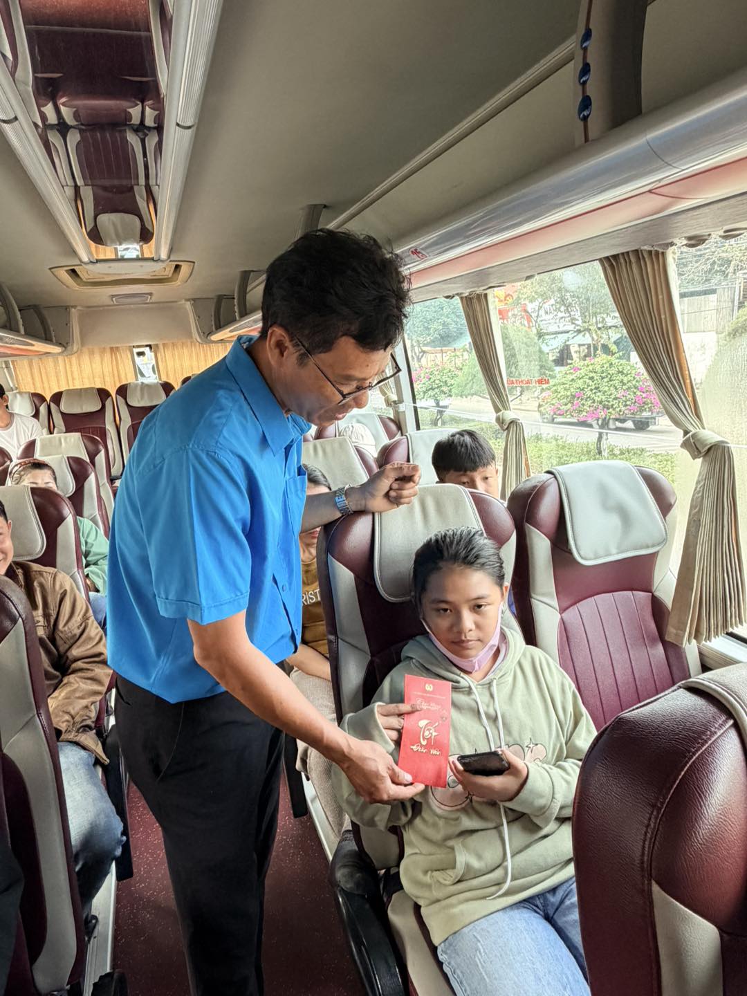 Xúc động chuyến tàu, xe Xuân chở công nhân Đồng Nai về quê - Ảnh 16.