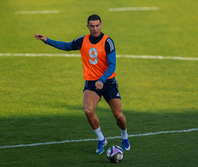 Cristiano Ronaldo vui vẻ trong buổi tập của Al Nassr ngày 13/2. Ảnh: Al Nassr