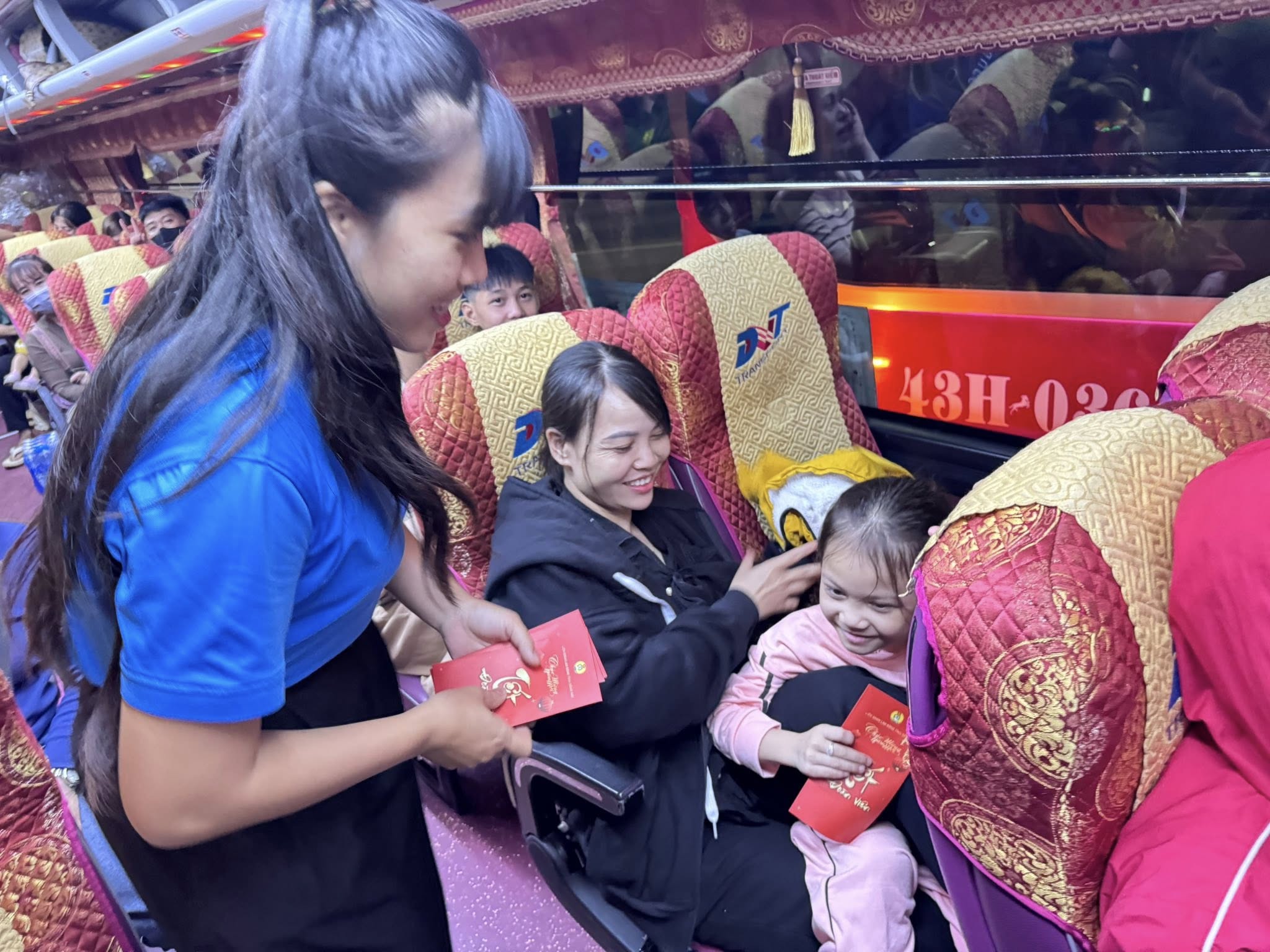 Xúc động chuyến tàu, xe Xuân chở công nhân Đồng Nai về quê - Ảnh 20.