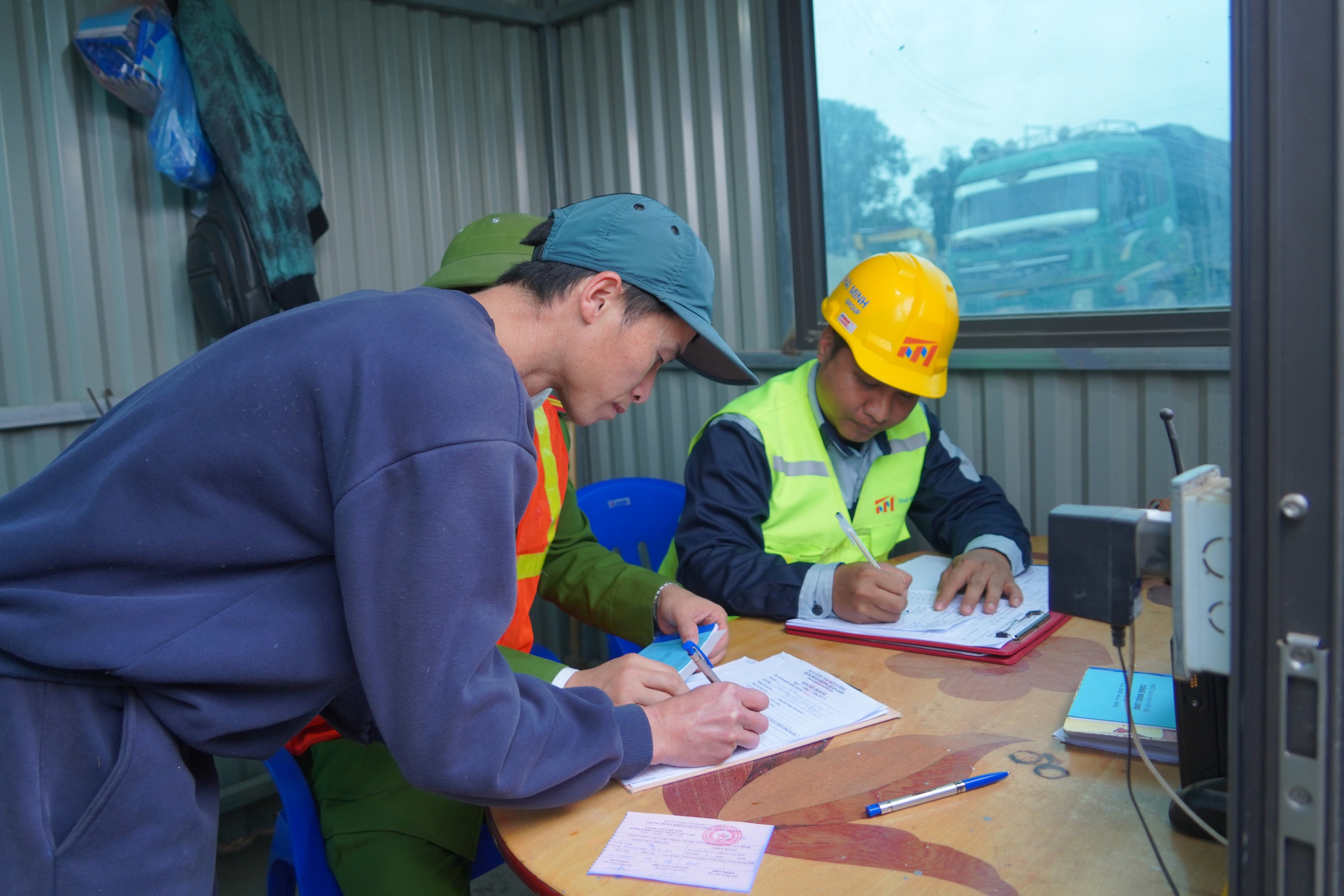 'Đại công trường' dự án sân bay Gia Bình nhộn nhịp những ngày cận tết 3 Cảnh nhộn nhịp trên đại công trường Sân bay Gia Bình những ngày cận tết - Ảnh 3.
