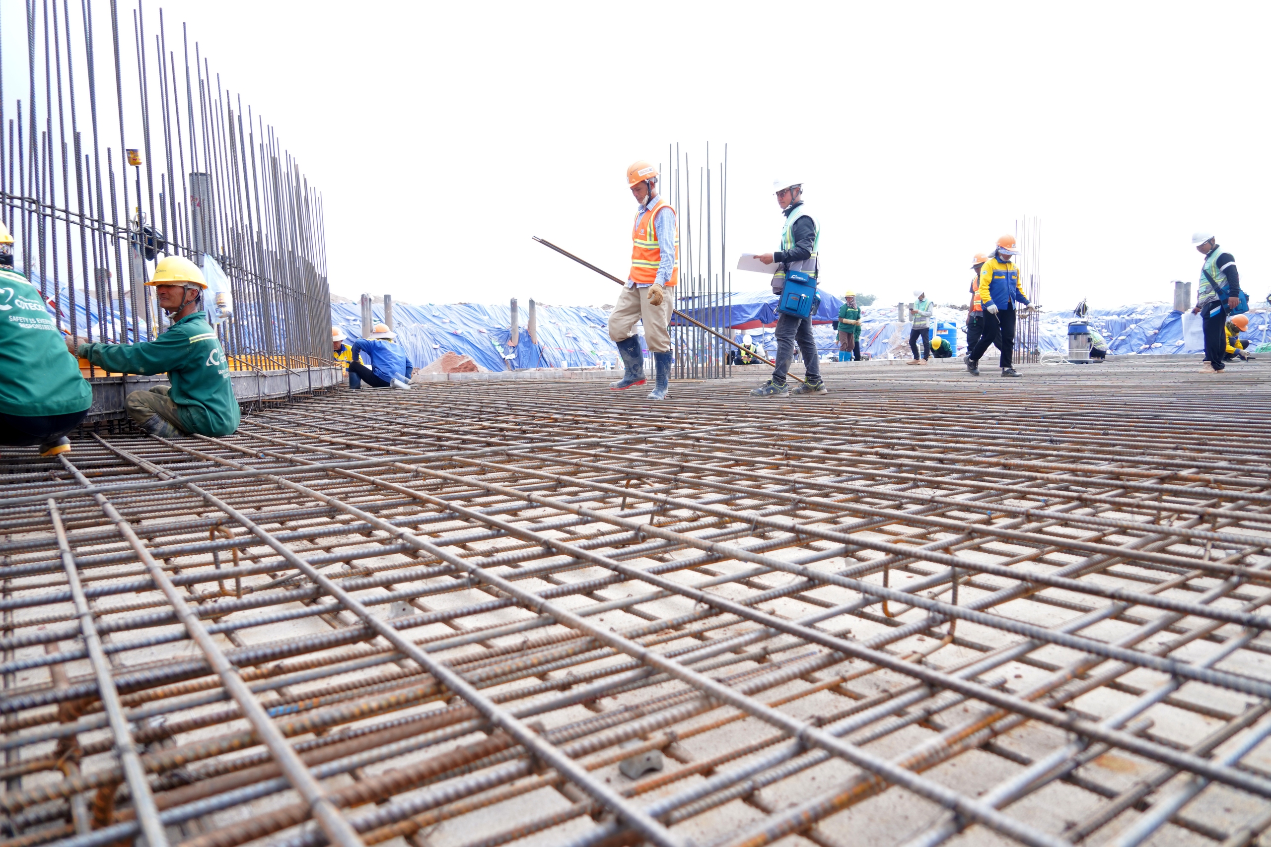 'Đại công trường' dự án sân bay Gia Bình nhộn nhịp những ngày cận tết 8 Cảnh nhộn nhịp trên đại công trường Sân bay Gia Bình những ngày cận tết - Ảnh 8.