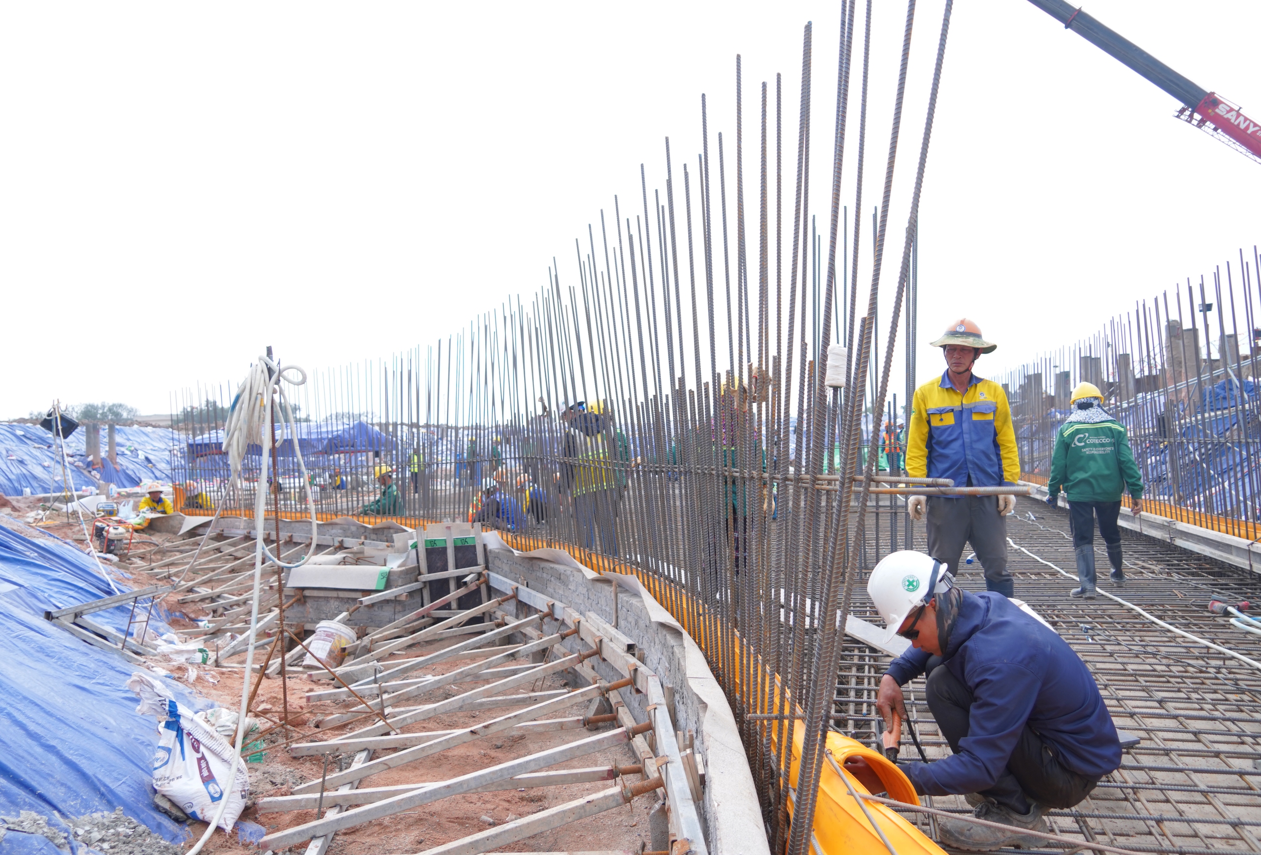 'Đại công trường' dự án sân bay Gia Bình nhộn nhịp những ngày cận tết 9 Cảnh nhộn nhịp trên đại công trường Sân bay Gia Bình những ngày cận tết - Ảnh 9.