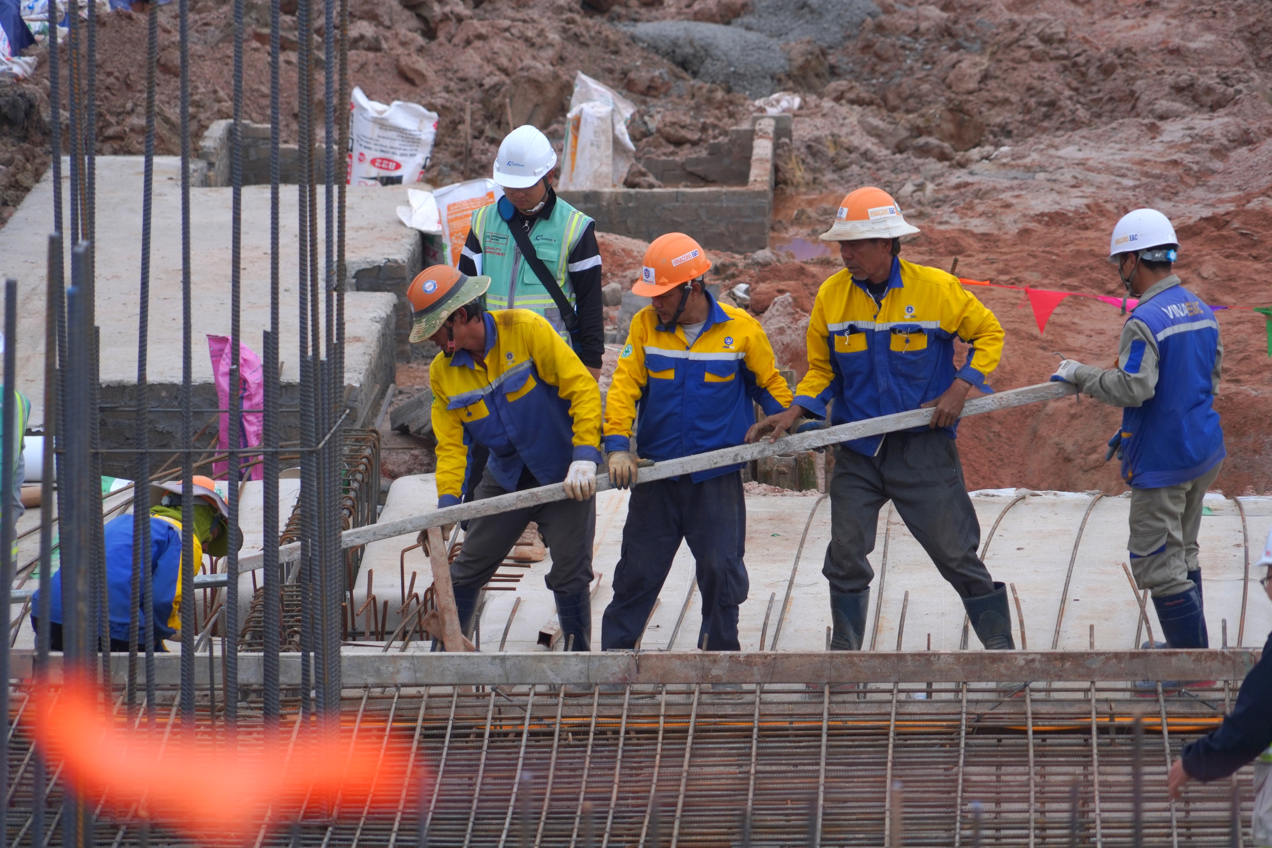 'Đại công trường' dự án sân bay Gia Bình nhộn nhịp những ngày cận tết 12 Cảnh nhộn nhịp trên đại công trường Sân bay Gia Bình những ngày cận tết - Ảnh 12.