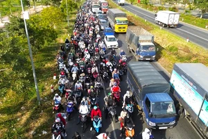 Người dân về quê nghỉ Tết Nguyên đán bị ùn ứ ngày cửa miền Tây