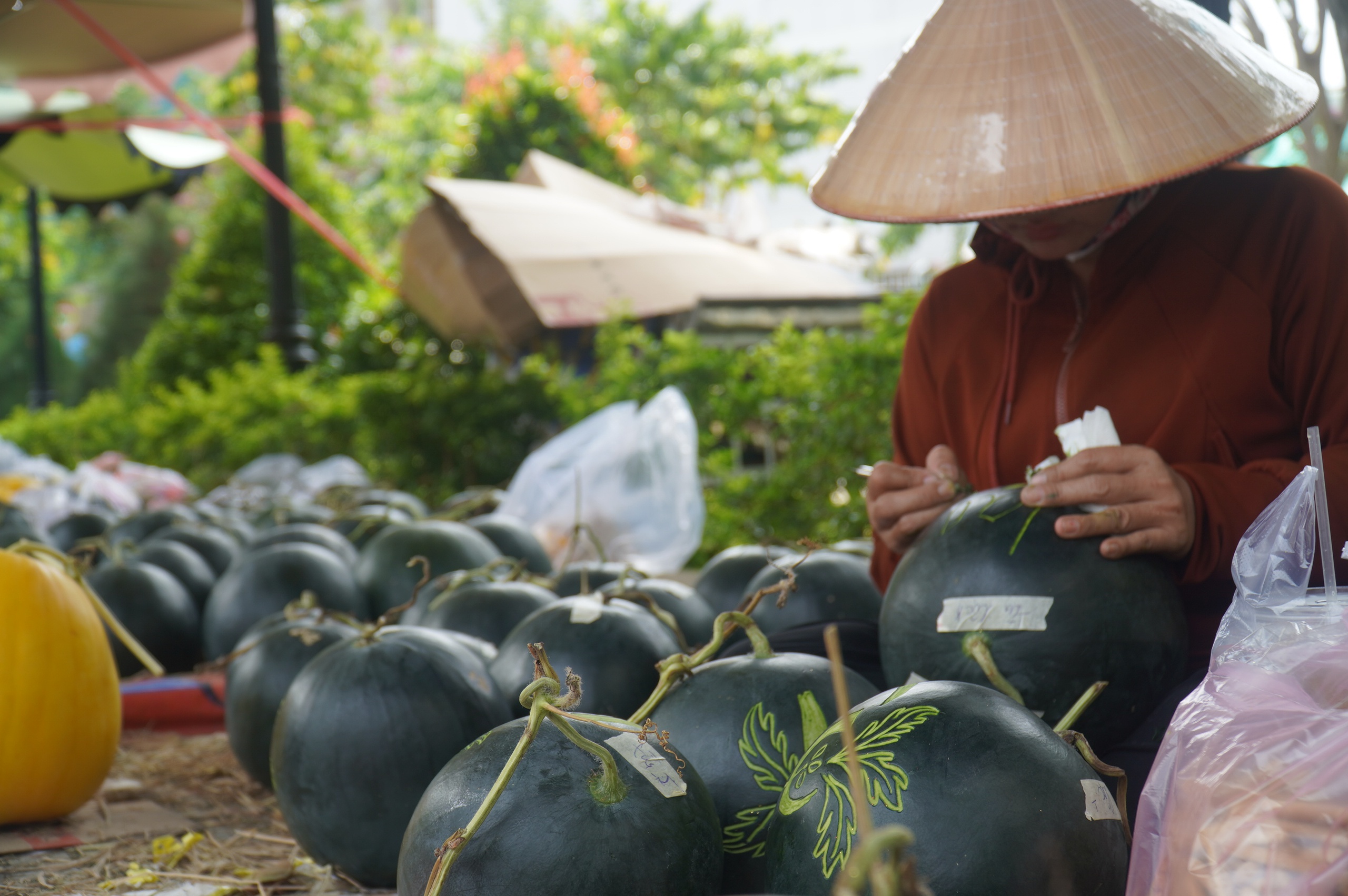 Khắc dưa hấu chưng Tết, kiếm 4 - 5 triệu đồng mỗi ngày 2 Khắc dưa hấu chưng Tết, kiếm 4 - 5 triệu đồng mỗi ngày - Ảnh 4.
