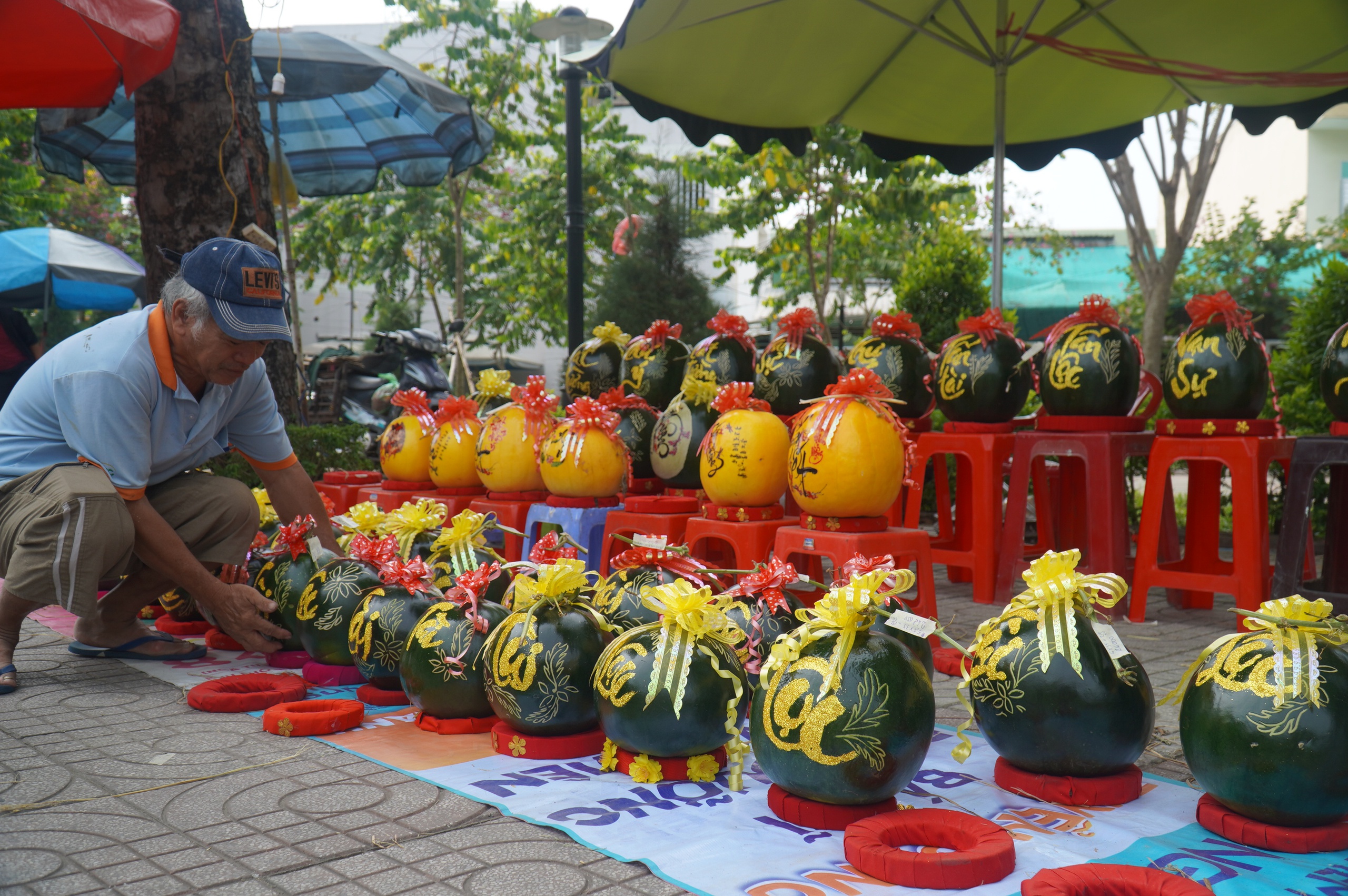 Khắc dưa hấu chưng Tết, kiếm 4 - 5 triệu đồng mỗi ngày 3 Khắc dưa hấu chưng Tết, kiếm 4 - 5 triệu đồng mỗi ngày - Ảnh 4.