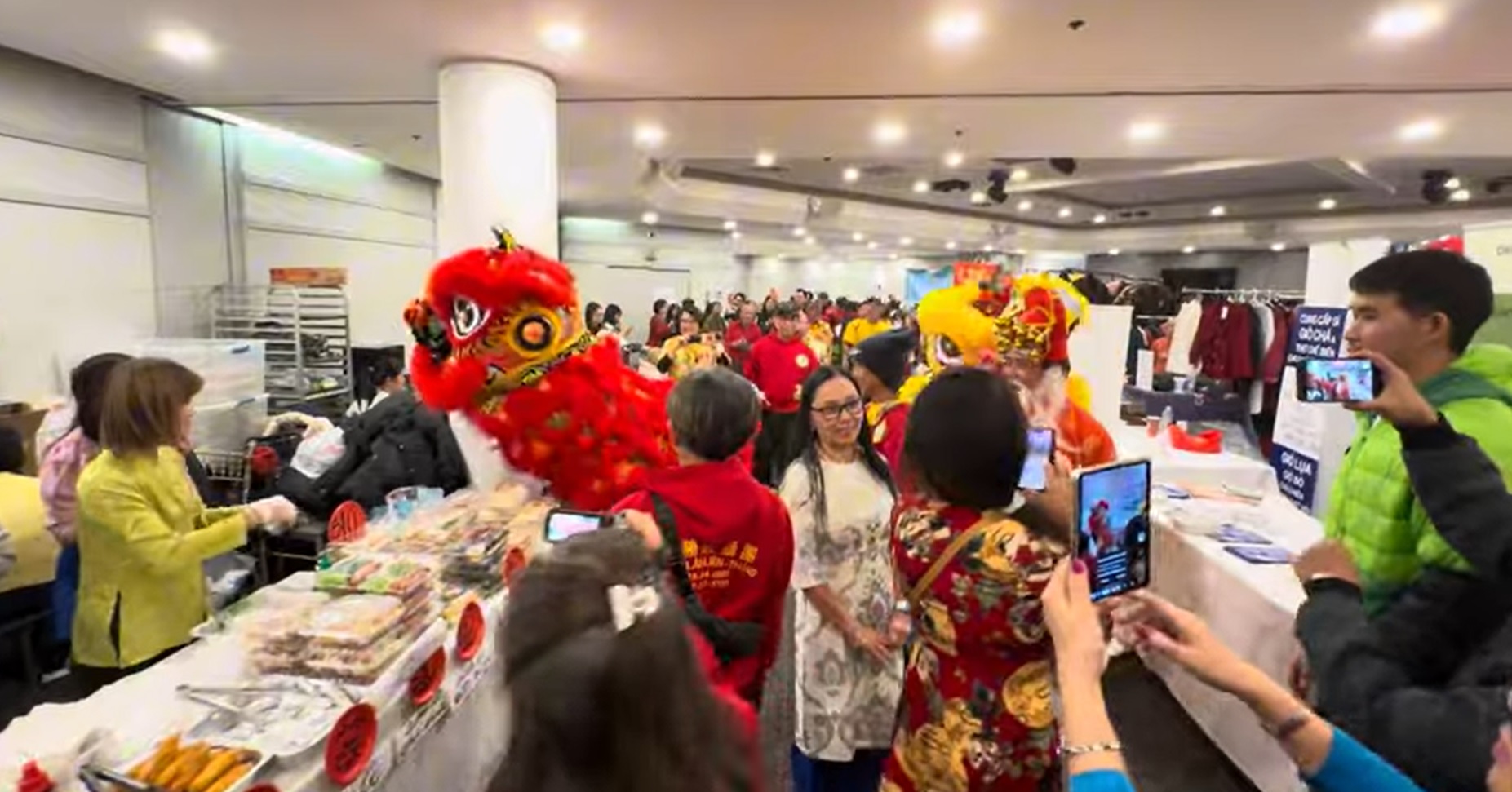 Sắc xuân rạng rỡ trong những hội chợ Tết Việt nơi xứ người- Ảnh 8. Sắc xuân rạng rỡ trong những hội chợ Tết Việt nơi xứ người- Ảnh 8.