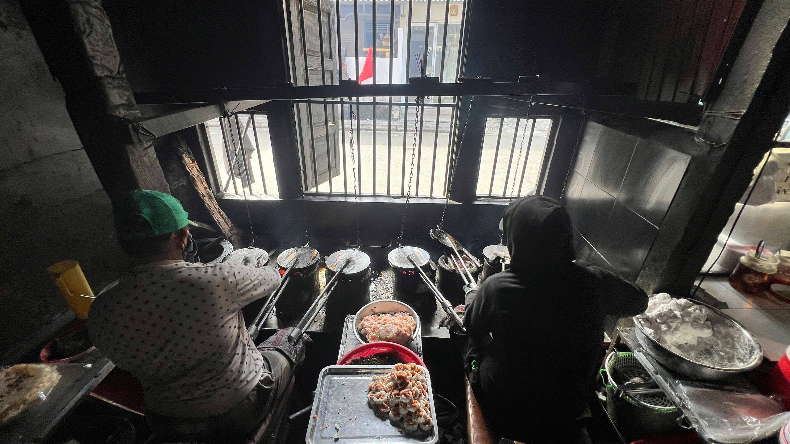 Bánh ép Huế – cơn thèm rất thật của khách phương xa ngày Tết - Ảnh 4.