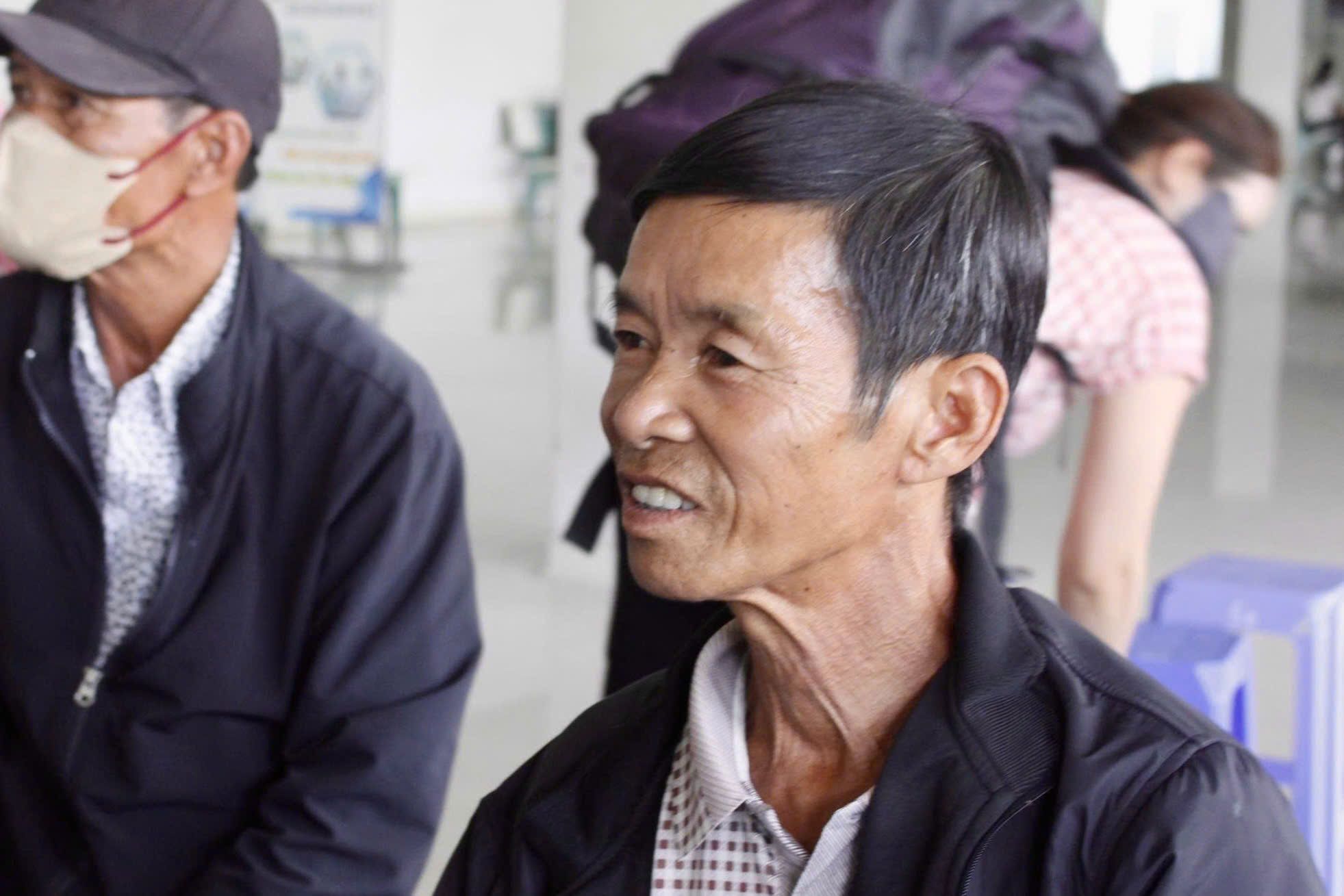 Hàng trăm bệnh nhân ung thư về quê đón tết: 'Cầm vé mà nước mắt trào ra'- Ảnh 4. Hàng trăm bệnh nhân ung thư về quê đón tết: 'Cầm vé mà nước mắt trào ra'- Ảnh 4.