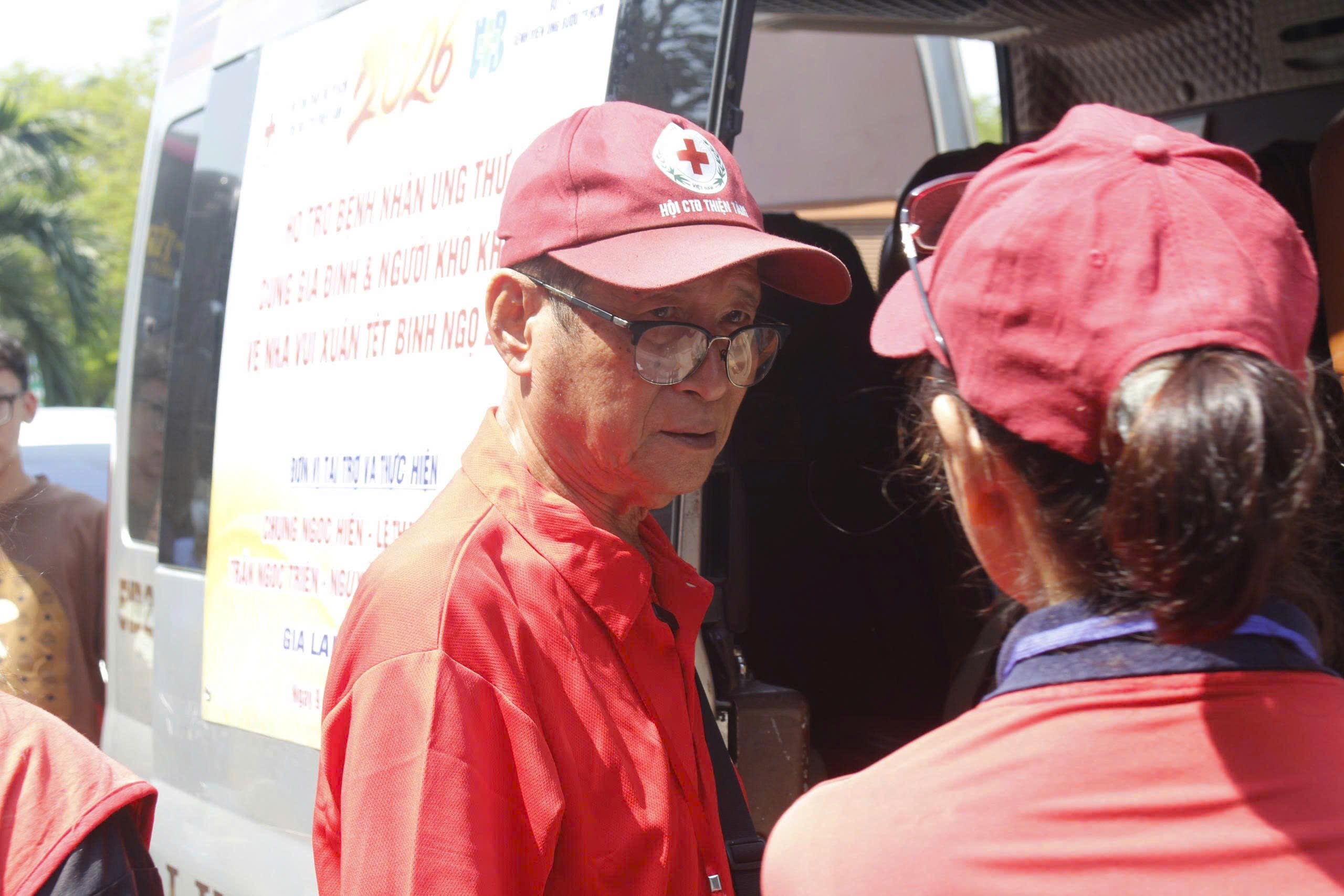 Hàng trăm bệnh nhân ung thư về quê đón tết: 'Cầm vé mà nước mắt trào ra'- Ảnh 5. Hàng trăm bệnh nhân ung thư về quê đón tết: 'Cầm vé mà nước mắt trào ra'- Ảnh 5.