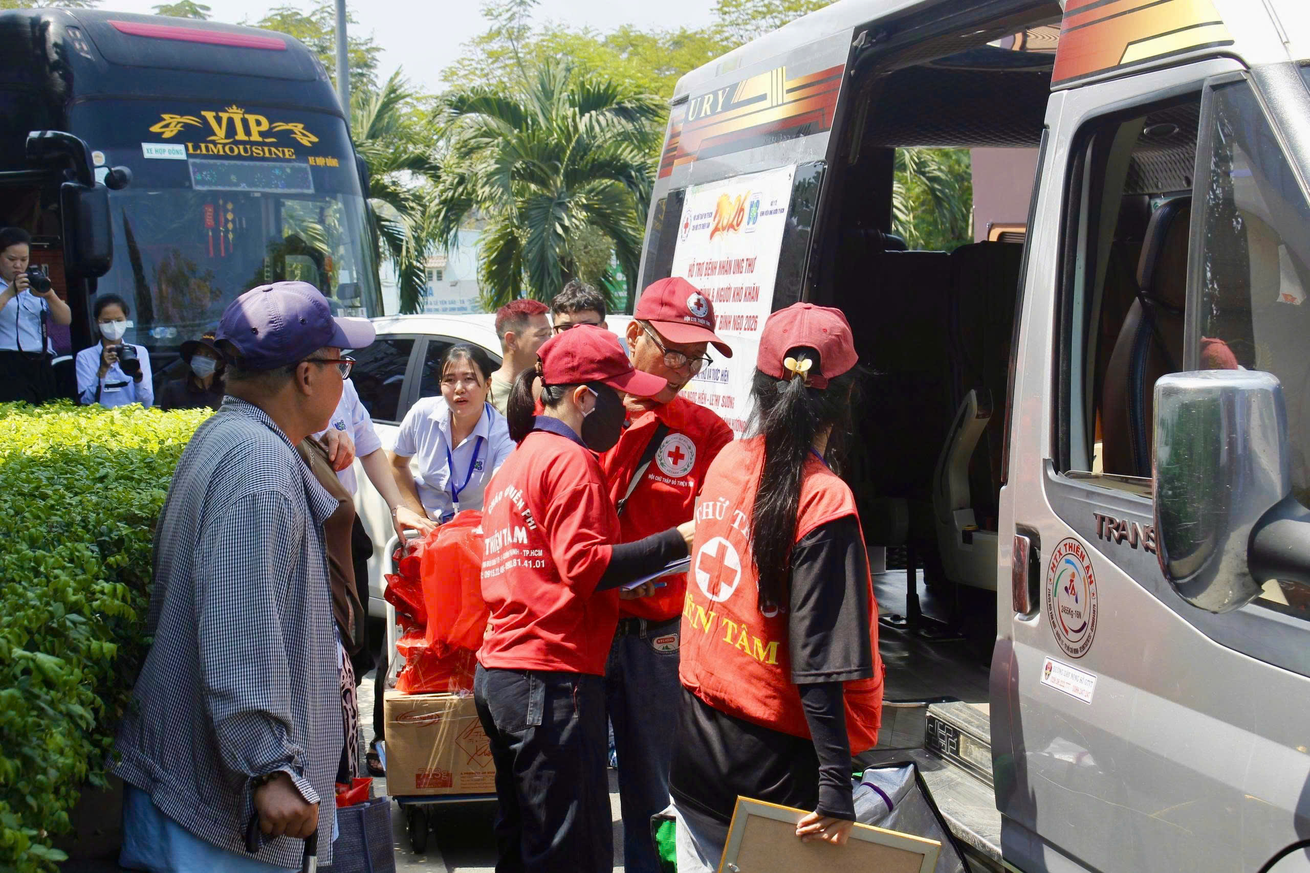 Hàng trăm bệnh nhân ung thư về quê đón tết: 'Cầm vé mà nước mắt trào ra'- Ảnh 7. Hàng trăm bệnh nhân ung thư về quê đón tết: 'Cầm vé mà nước mắt trào ra'- Ảnh 7.