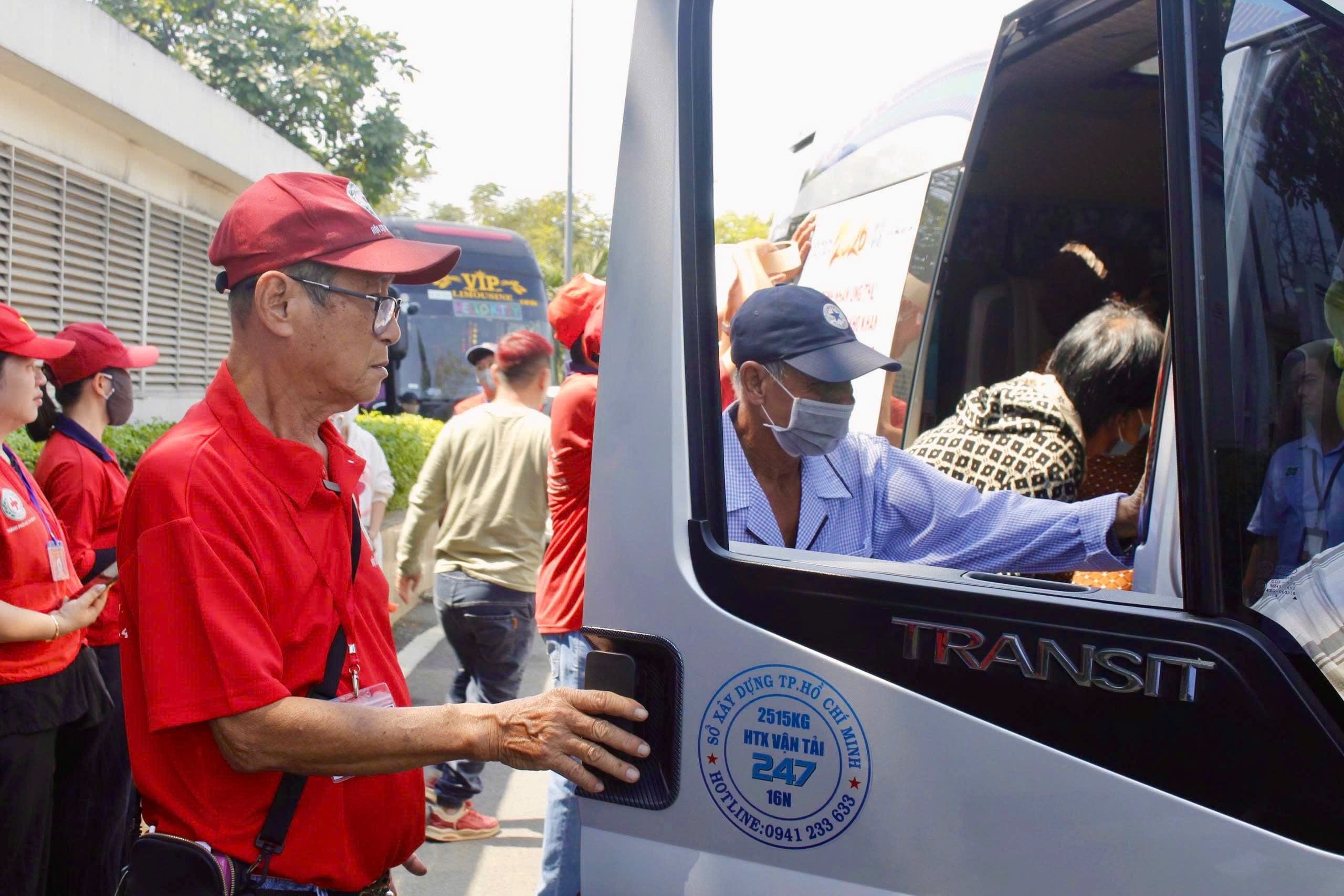 Hàng trăm bệnh nhân ung thư về quê đón tết: 'Cầm vé mà nước mắt trào ra'- Ảnh 6. Hàng trăm bệnh nhân ung thư về quê đón tết: 'Cầm vé mà nước mắt trào ra'- Ảnh 6.