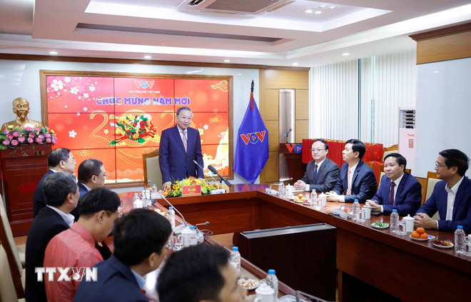 Tổng Bí thư Tô Lâm thăm, chúc Tết cán bộ, phóng viên VTV và VOV 2 Tổng Bí thư Tô Lâm thăm, chúc Tết cán bộ, phóng viên VTV và VOV - Ảnh 2.