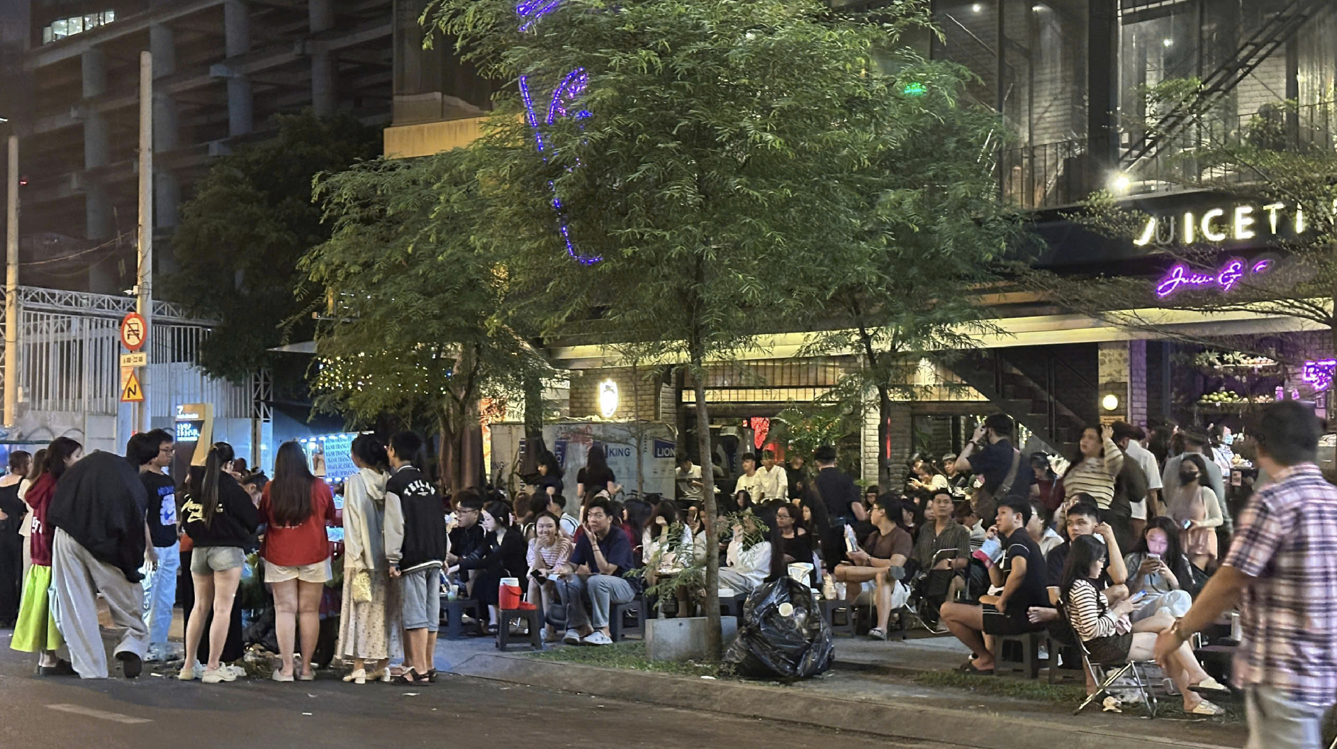 Sát giờ Giao thừa rồi, lưu gấp list ngắm pháo hoa đẹp nhất Sài Gòn: Có nơi 0 đồng, có nơi sang chảnh đang còn bàn- Ảnh 2.