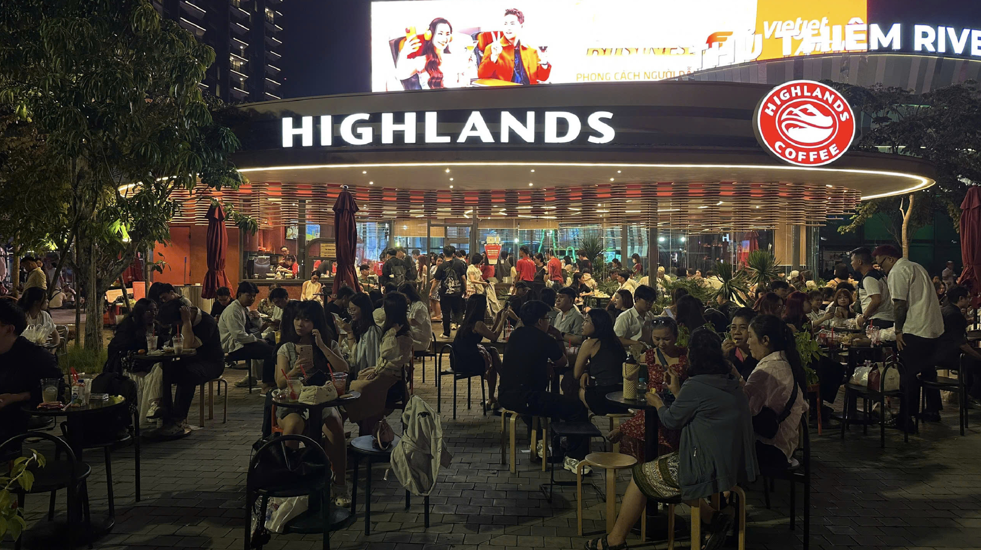 Sát giờ Giao thừa rồi, lưu gấp list ngắm pháo hoa đẹp nhất Sài Gòn: Có nơi 0 đồng, có nơi sang chảnh đang còn bàn- Ảnh 3.