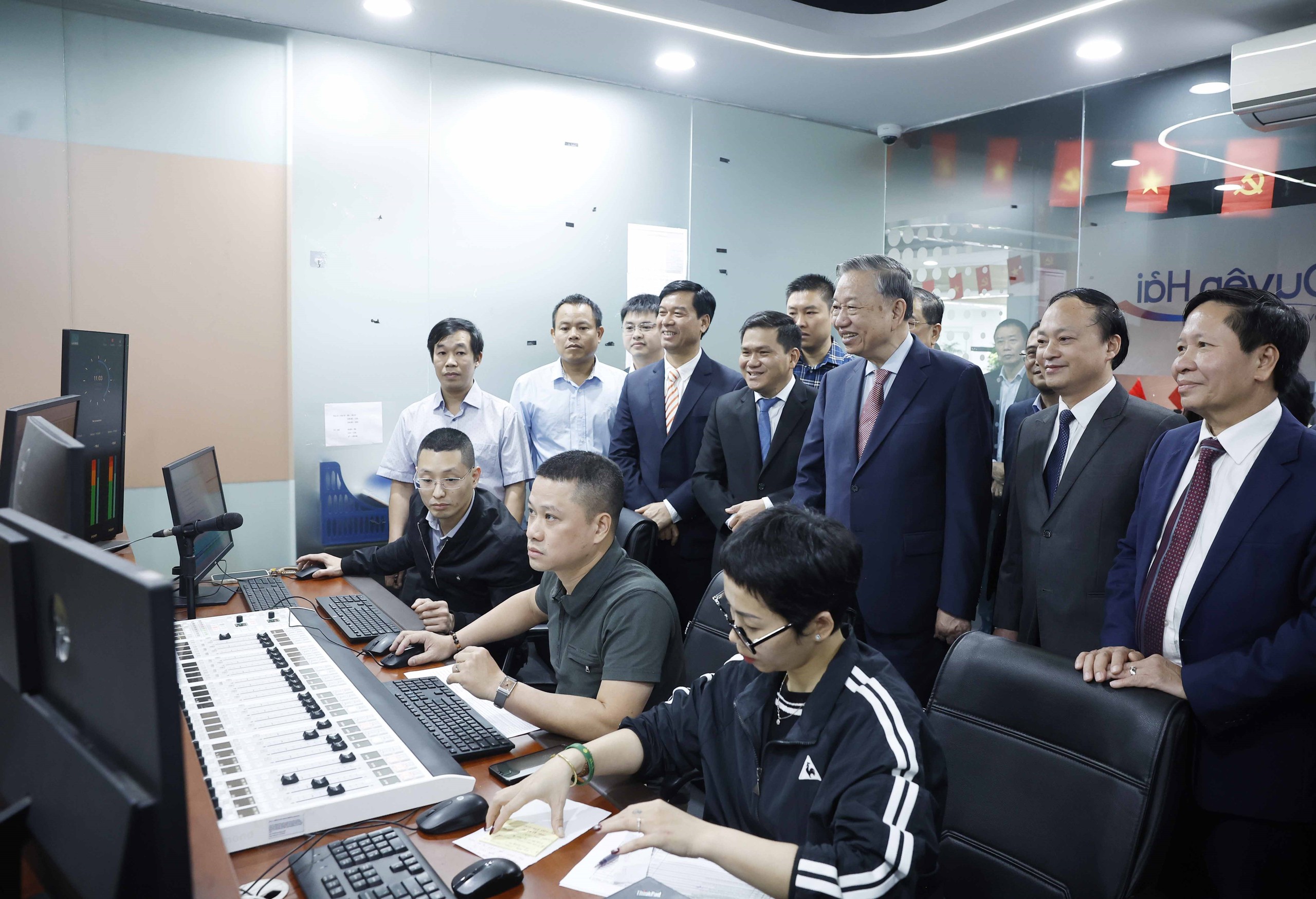 Tổng Bí thư Tô Lâm thăm, chúc Tết cán bộ, phóng viên VTV, VOV - Ảnh 2.