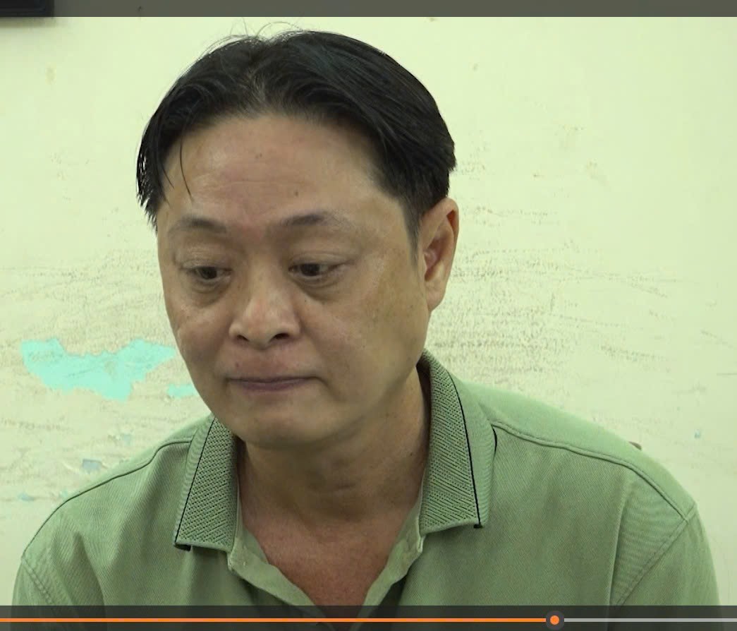 Công an TPHCM bắt 2 người liên quan vụ việc xảy ra tại nhà hàng White Palace 2 Công an TPHCM bắt 2 người liên quan vụ việc xảy ra tại nhà hàng White Palace - Ảnh 2.