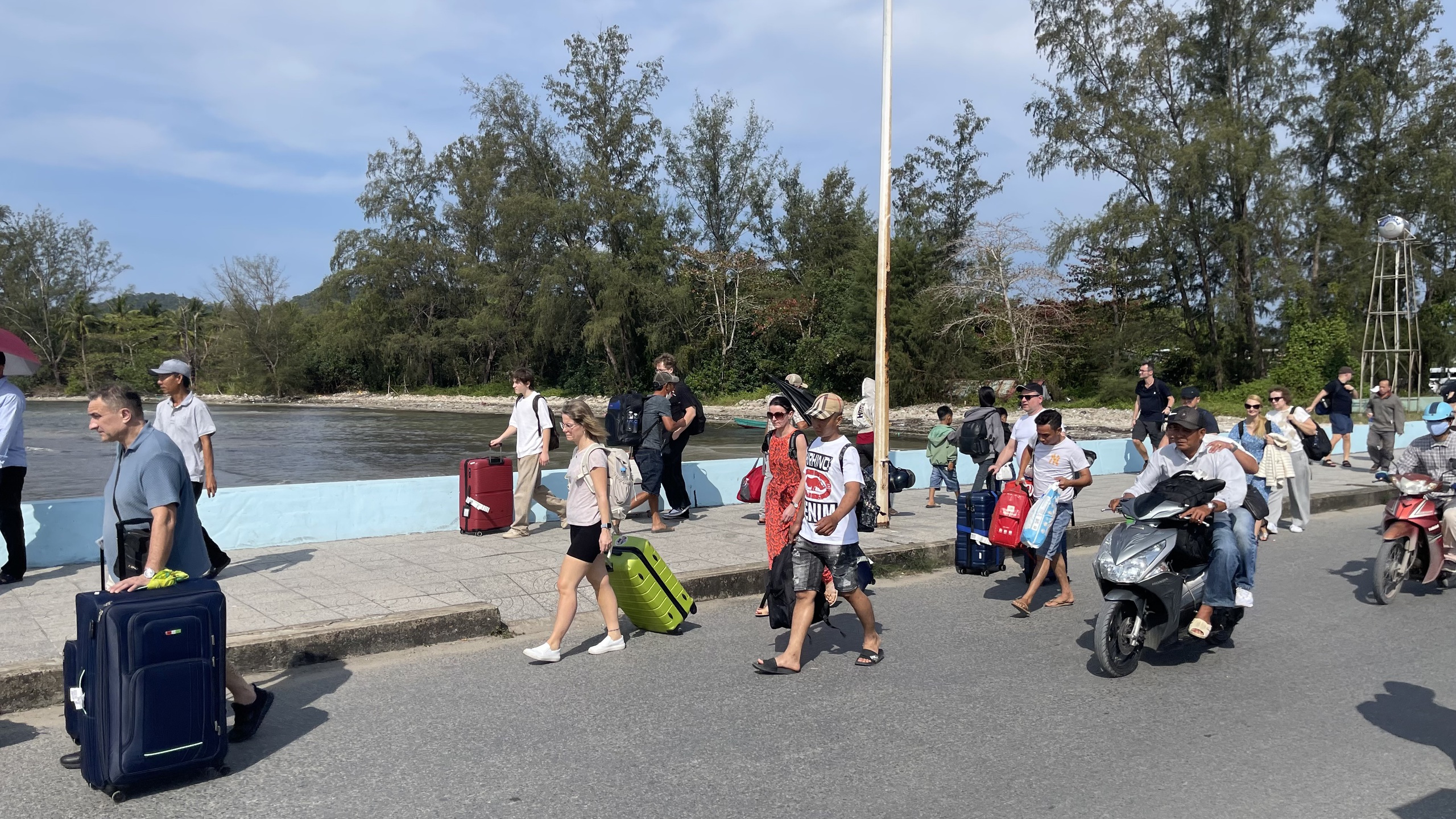 Cảng tàu, sân bay tại Phú Quốc kẹt cứng 3 27 tháng chạp: Cảng tàu, sân bay tại Phú Quốc kẹt cứng - Ảnh 3.