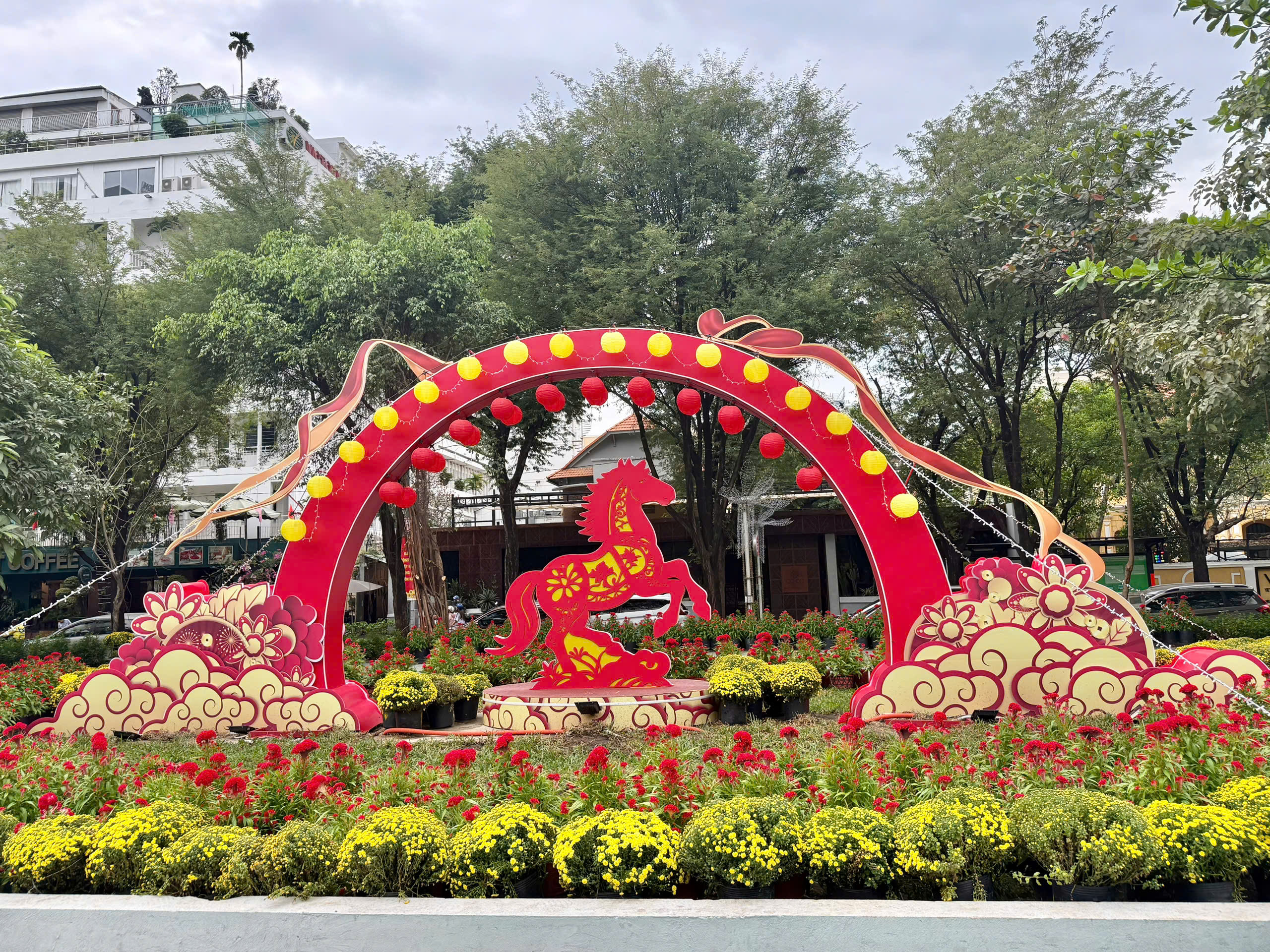 TPHCM rực rỡ sắc màu những ngày Tết đến Xuân về 4 TPHCM rực rỡ sắc màu những ngày Tết đến Xuân về - Ảnh 10.