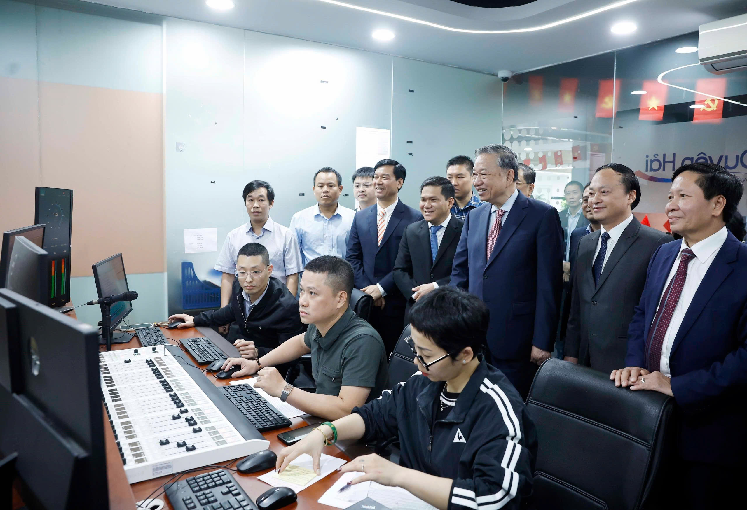 Tổng Bí thư Tô Lâm: Phải coi công nghệ là công cụ nâng cao hiệu quả phục vụ nhân dân 2 Tổng Bí thư Tô Lâm: Phải coi công nghệ là công cụ nâng cao hiệu quả phục vụ nhân dân - Ảnh 3.