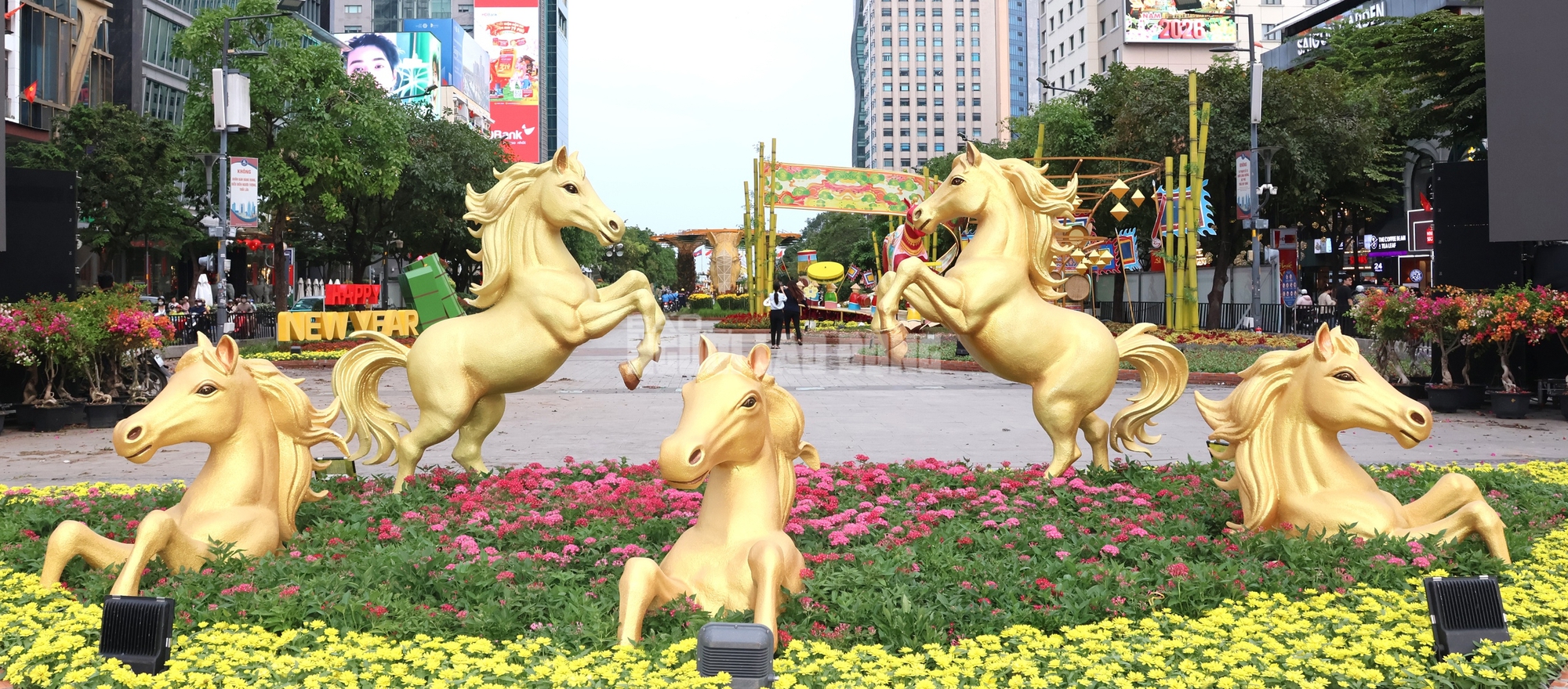 Hé lộ linh vật Ngựa ở Đường hoa Nguyễn Huệ trước giờ G - Ảnh 9.