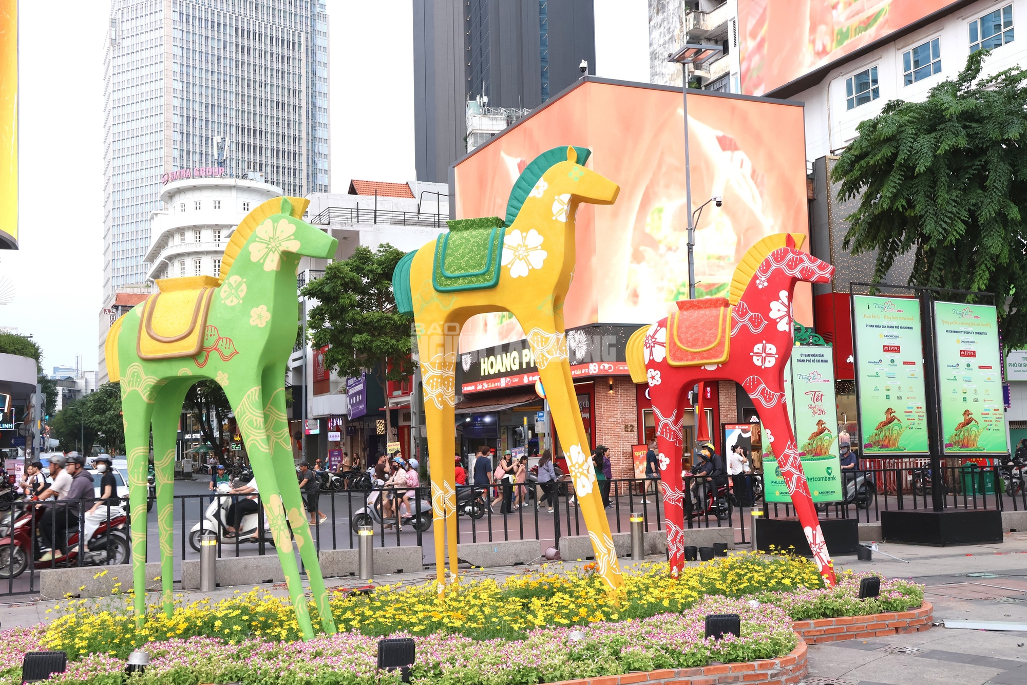 Hé lộ linh vật Ngựa ở Đường hoa Nguyễn Huệ trước giờ G - Ảnh 10.