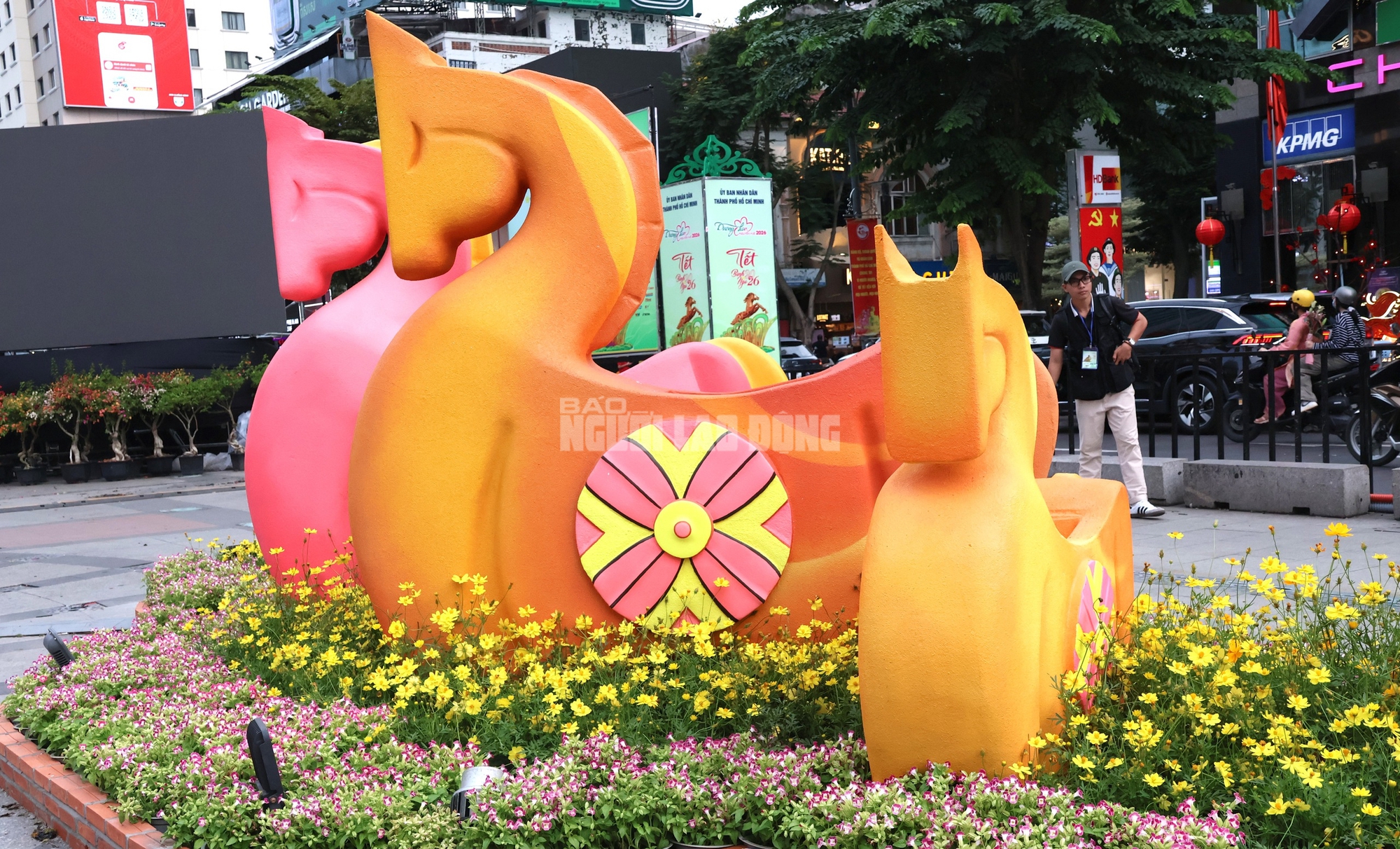 Hé lộ linh vật Ngựa ở Đường hoa Nguyễn Huệ trước giờ G - Ảnh 11.
