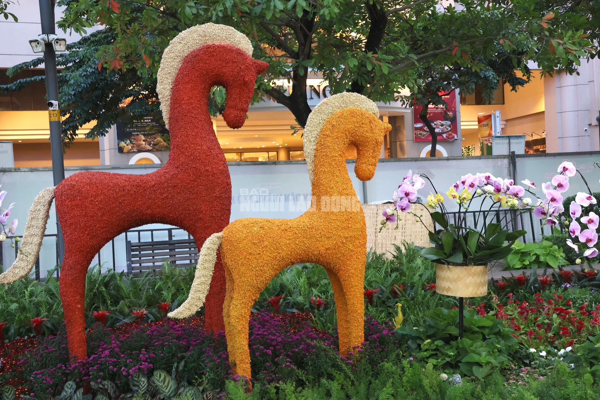 Hé lộ linh vật Ngựa ở Đường hoa Nguyễn Huệ trước giờ G - Ảnh 12.